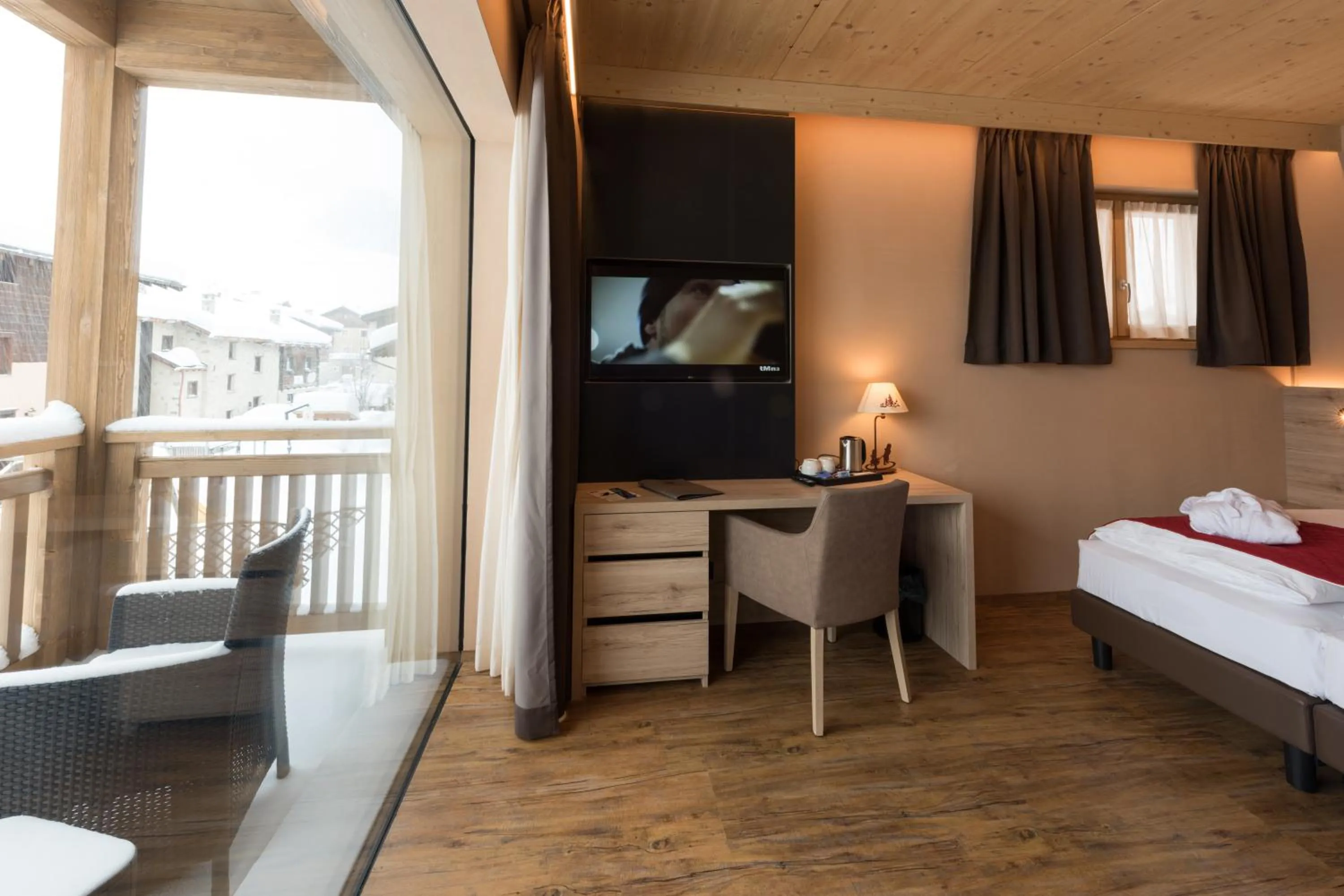 Balcony/Terrace, Bed in Francesin Active Hotel