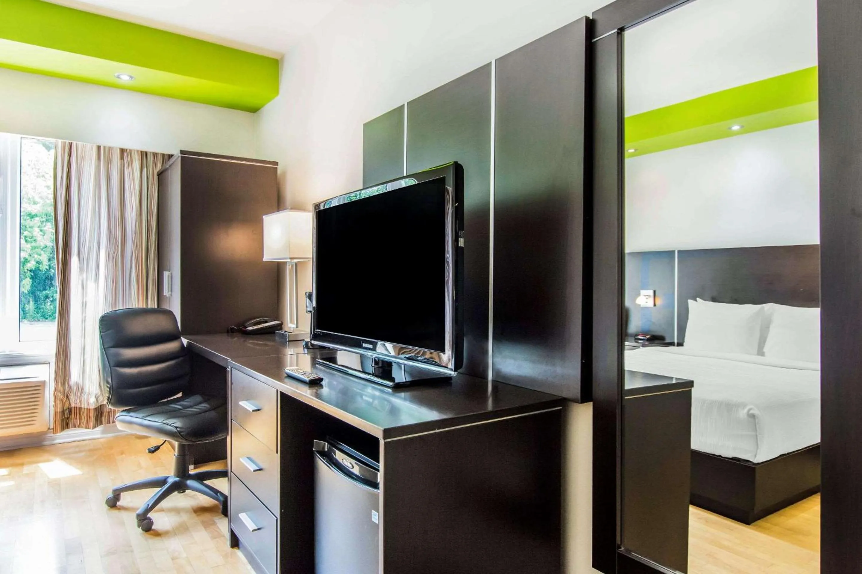 Photo of the whole room, Bed in Travelodge by Wyndham Trois-Rivieres