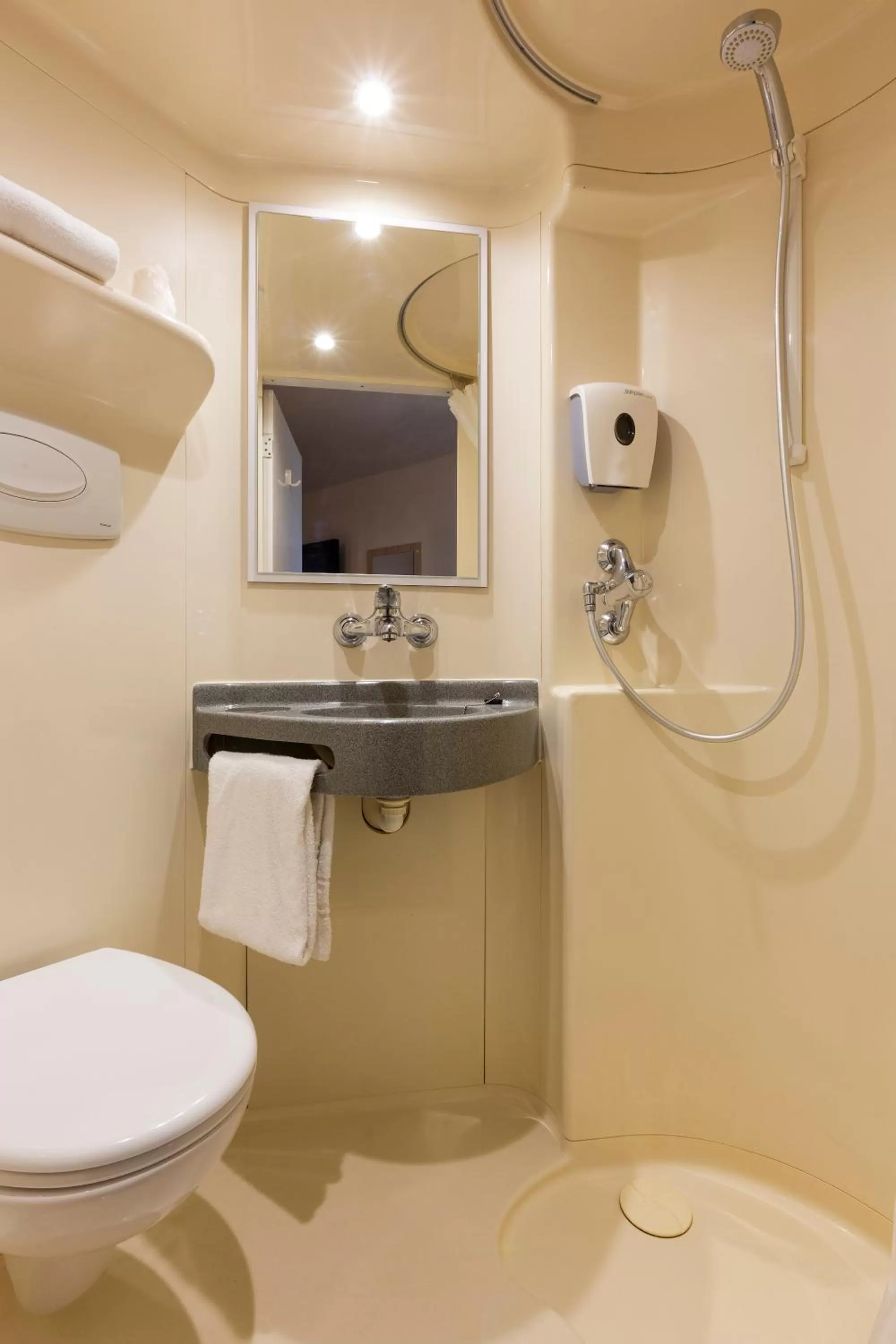 Bathroom in Premiere Classe Nantes Ouest - St Herblain