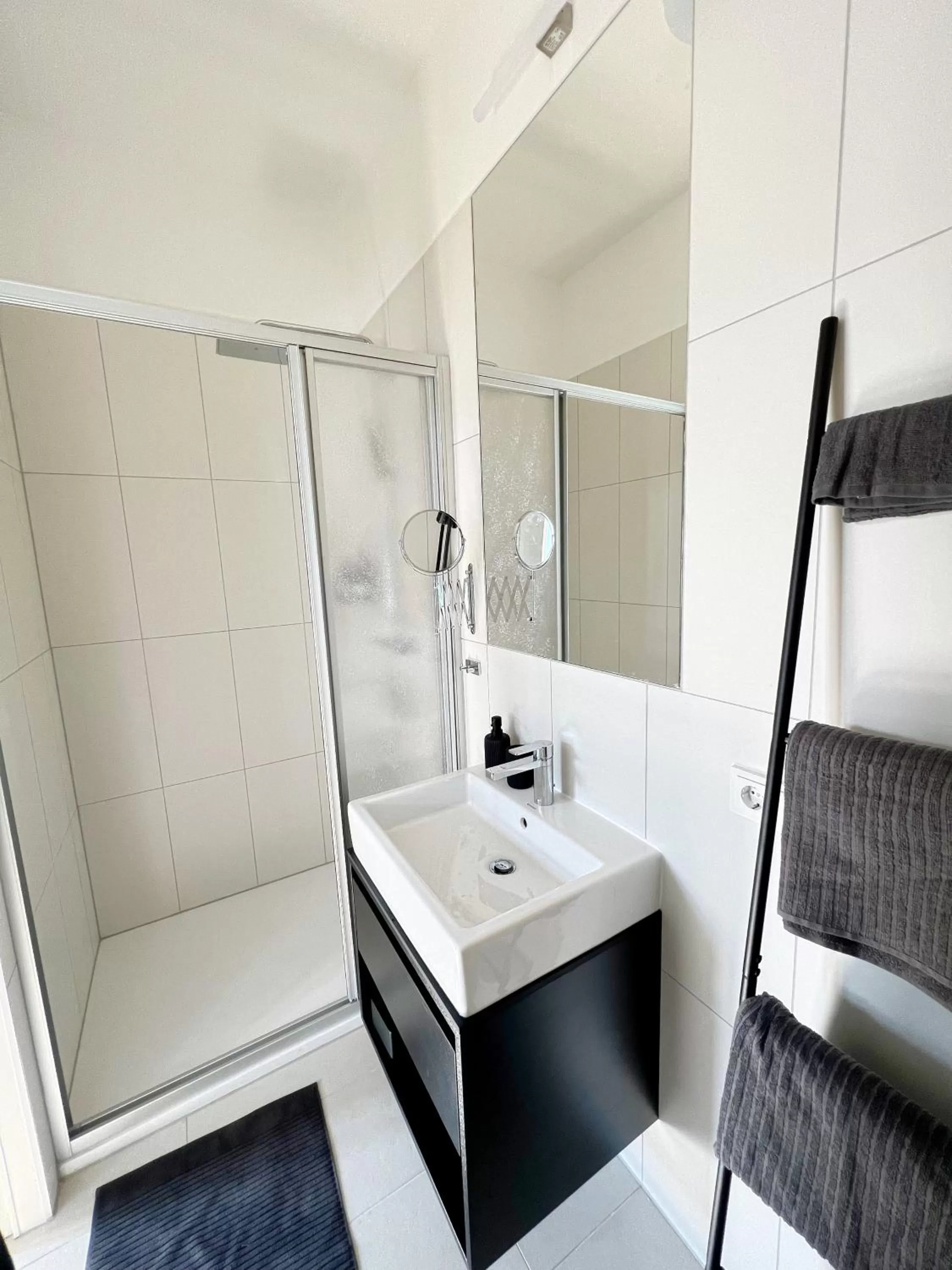 Shower, Bed in Sissi West