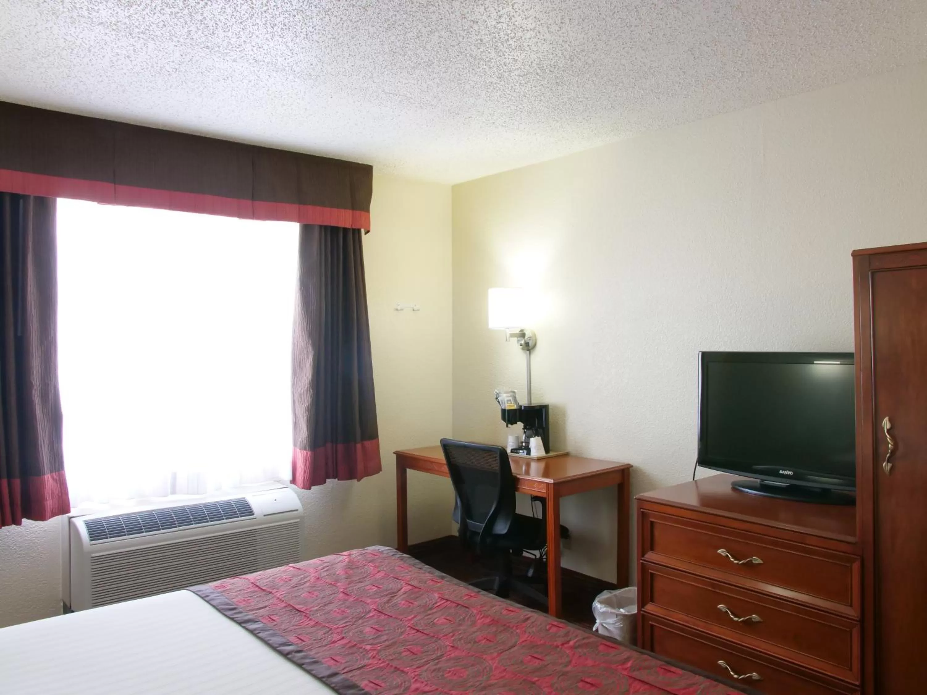 Photo of the whole room, Bed in Baymont by Wyndham Louisville East