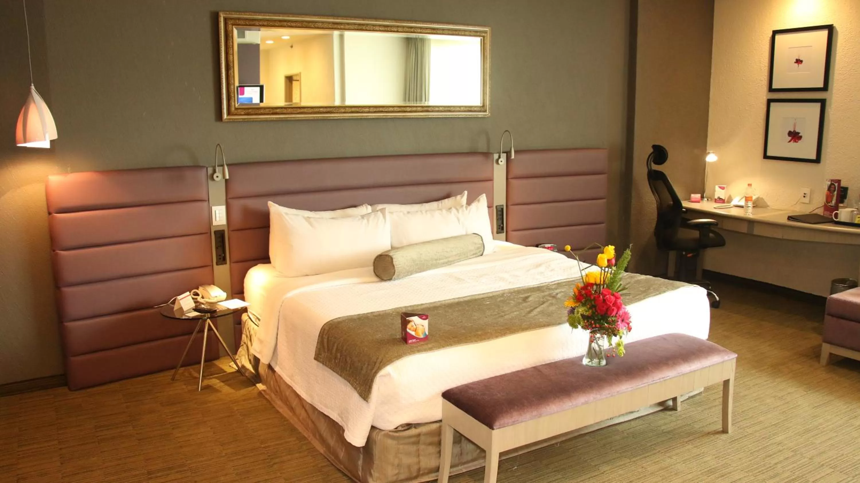 Photo of the whole room, Bed in Crowne Plaza Toluca - Lancaster by IHG