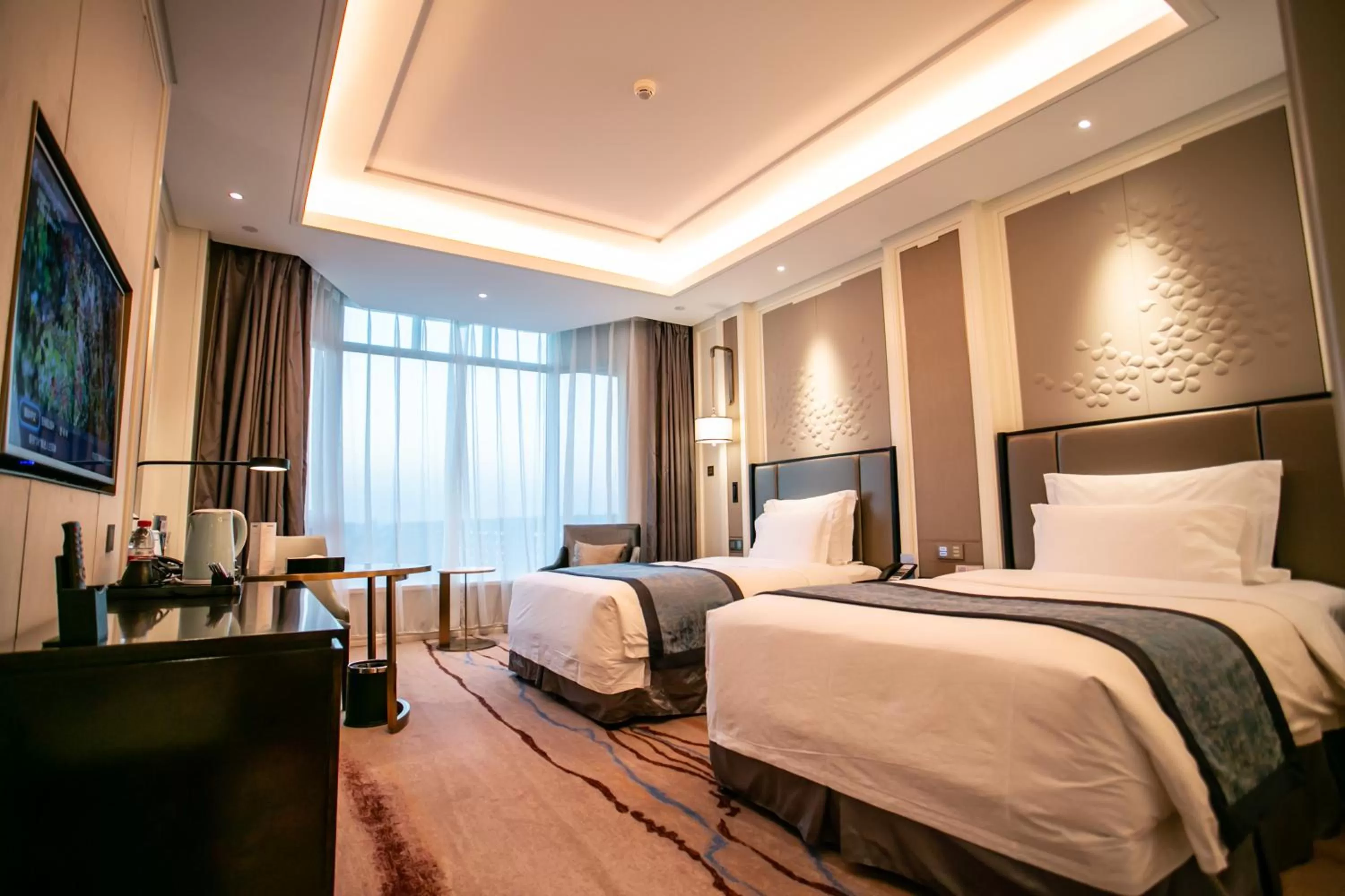 Photo of the whole room, Bed in Wyndham Qingdao l Free Fixed-Time Shuttle Service Between Hotel and Airport & North Railway Station l Outdoor Children's Amusement Park l 1-Hour Play Snooker or Table Tennis