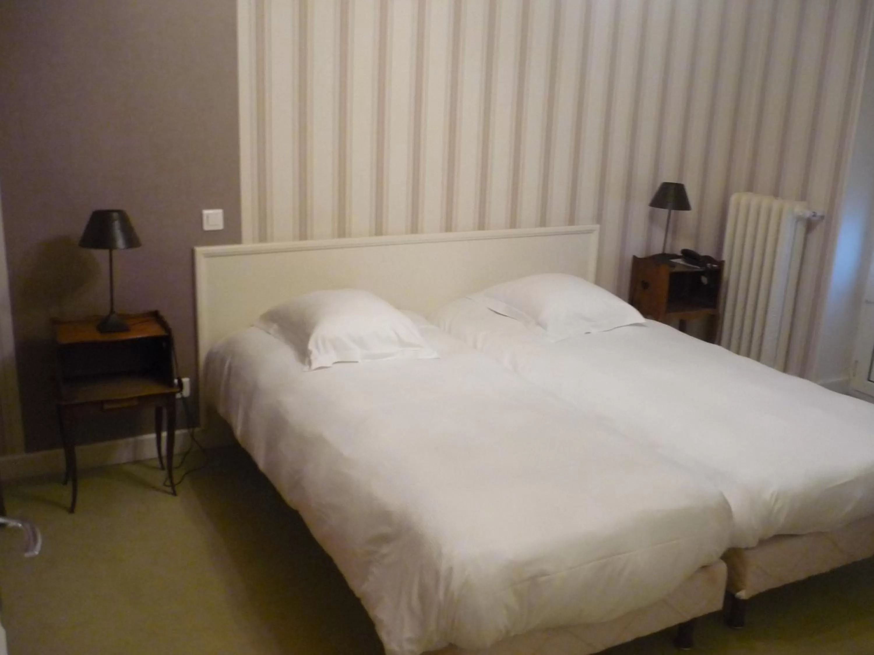 Photo of the whole room, Bed in The Originals Boutique, Hôtel Terminus, Bourg-en-Bresse Gare