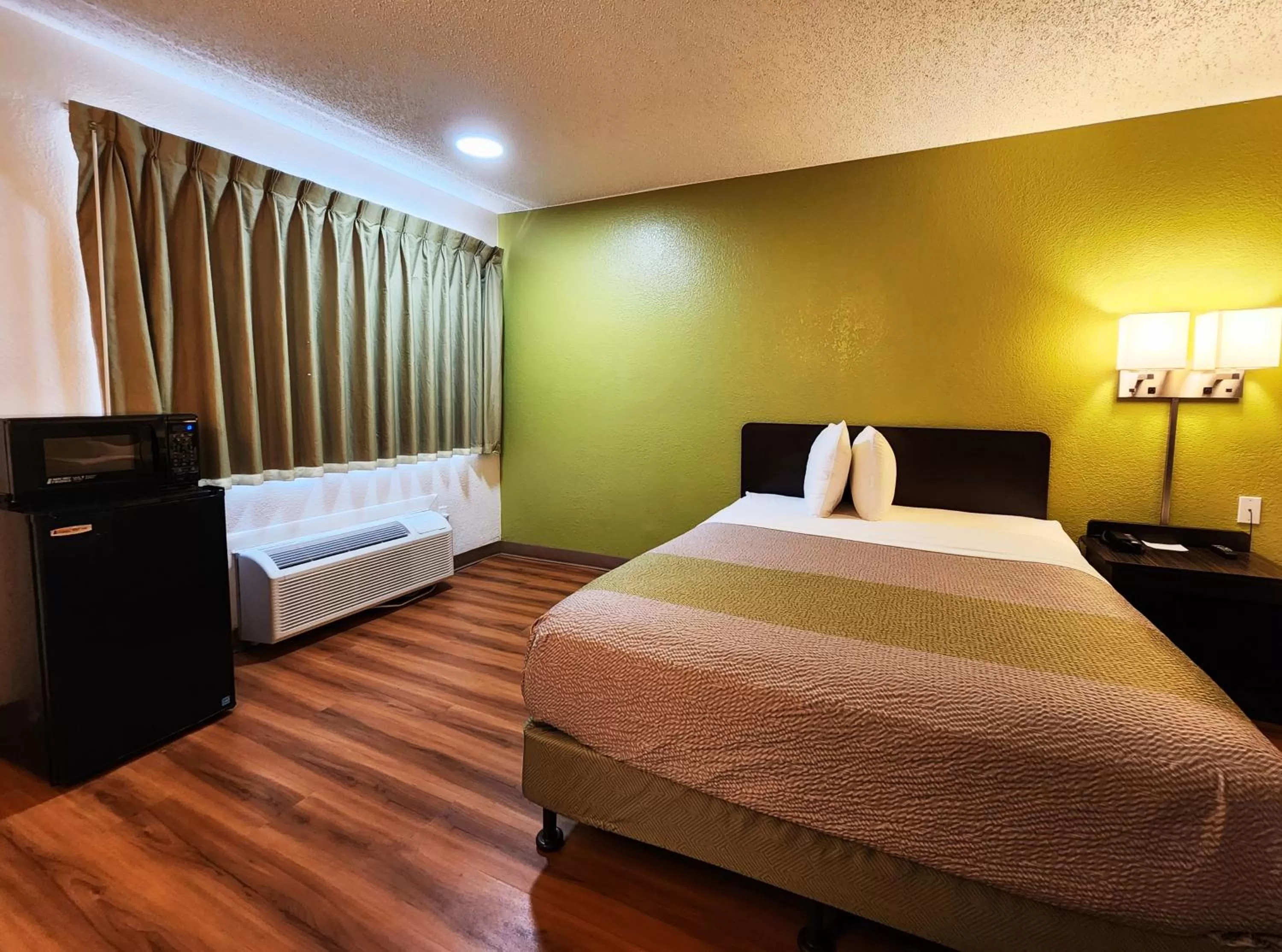 Bed in Motel 6-Baytown, TX - Baytown East