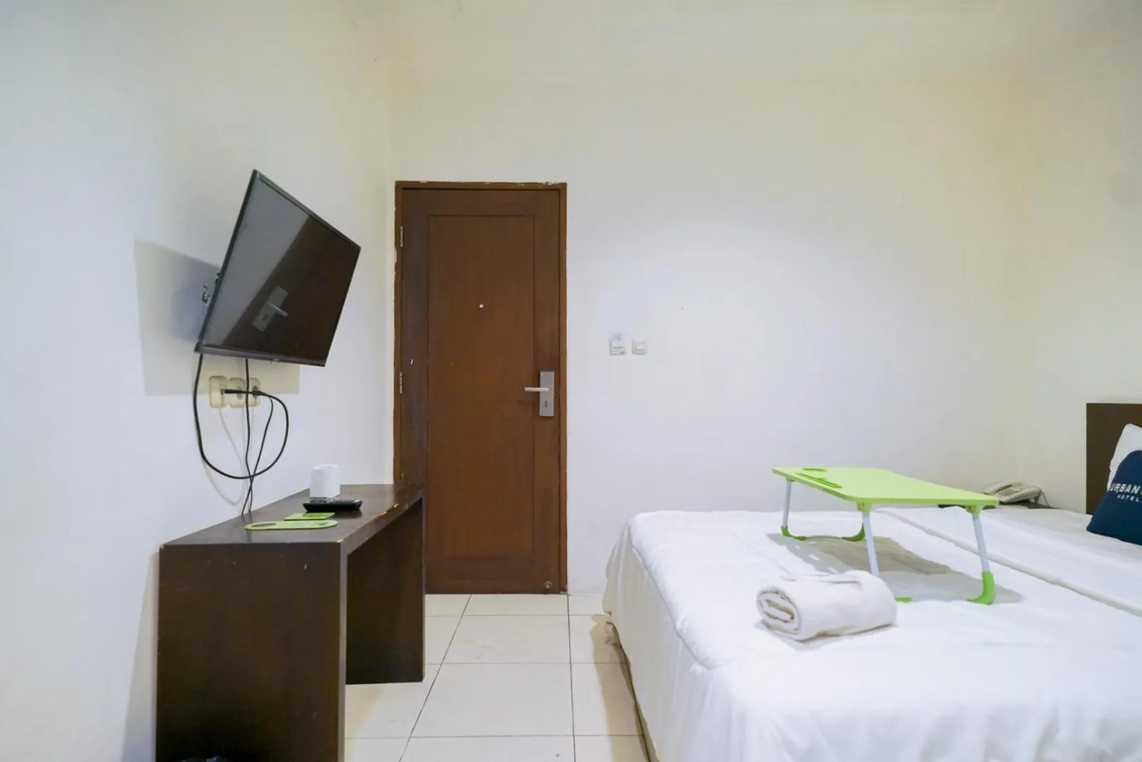 Bedroom, TV/Entertainment Center in Urbanview Hotel Bes Mangga Besar by RedDoorz