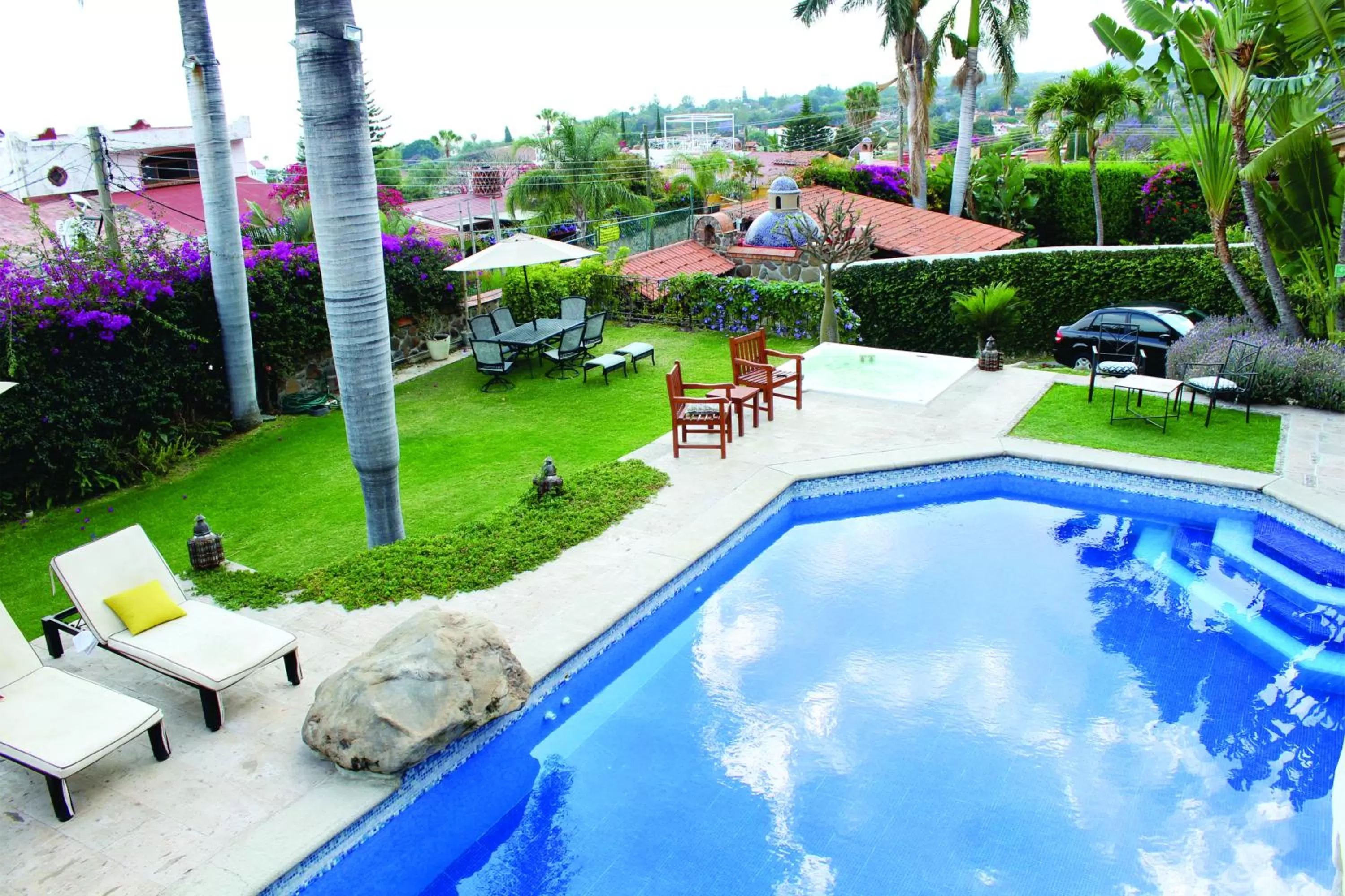 Swimming pool in Hotel Lindo Ajijic Bed & Breakfast
