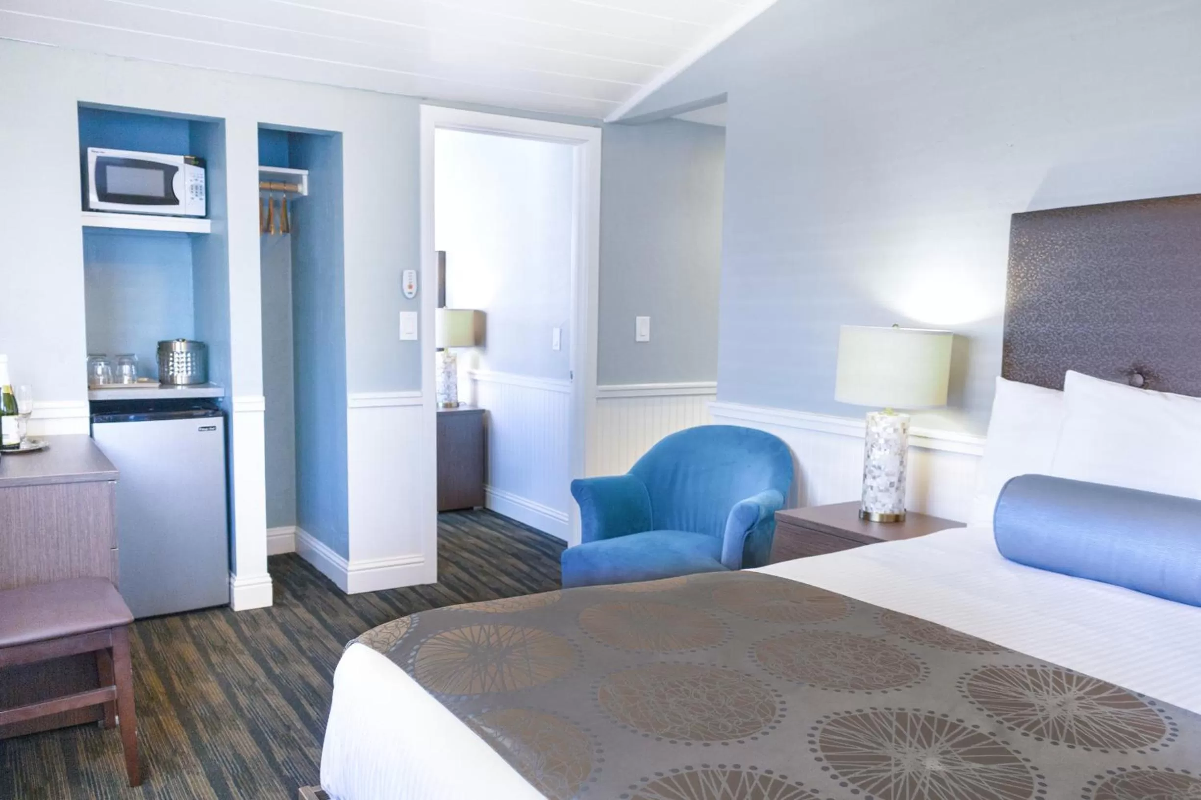 Photo of the whole room, Bed in Ocean Echo Inn & Beach Cottages