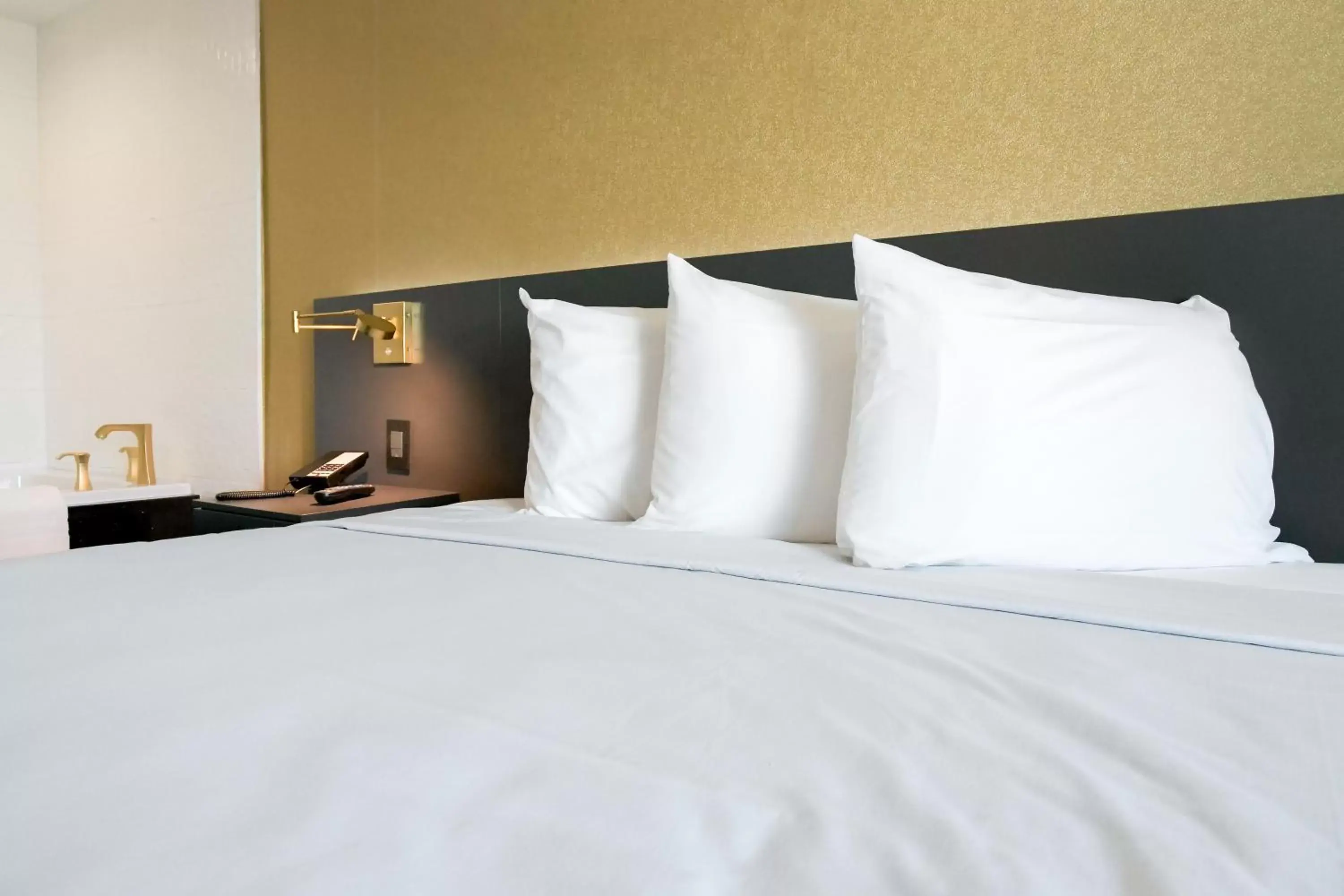 Deluxe King Suite in Glen Capri Inn and Suites - Burbank Universal Deluxe King Suite in Glen Capri Inn and Suites - Burbank Universal