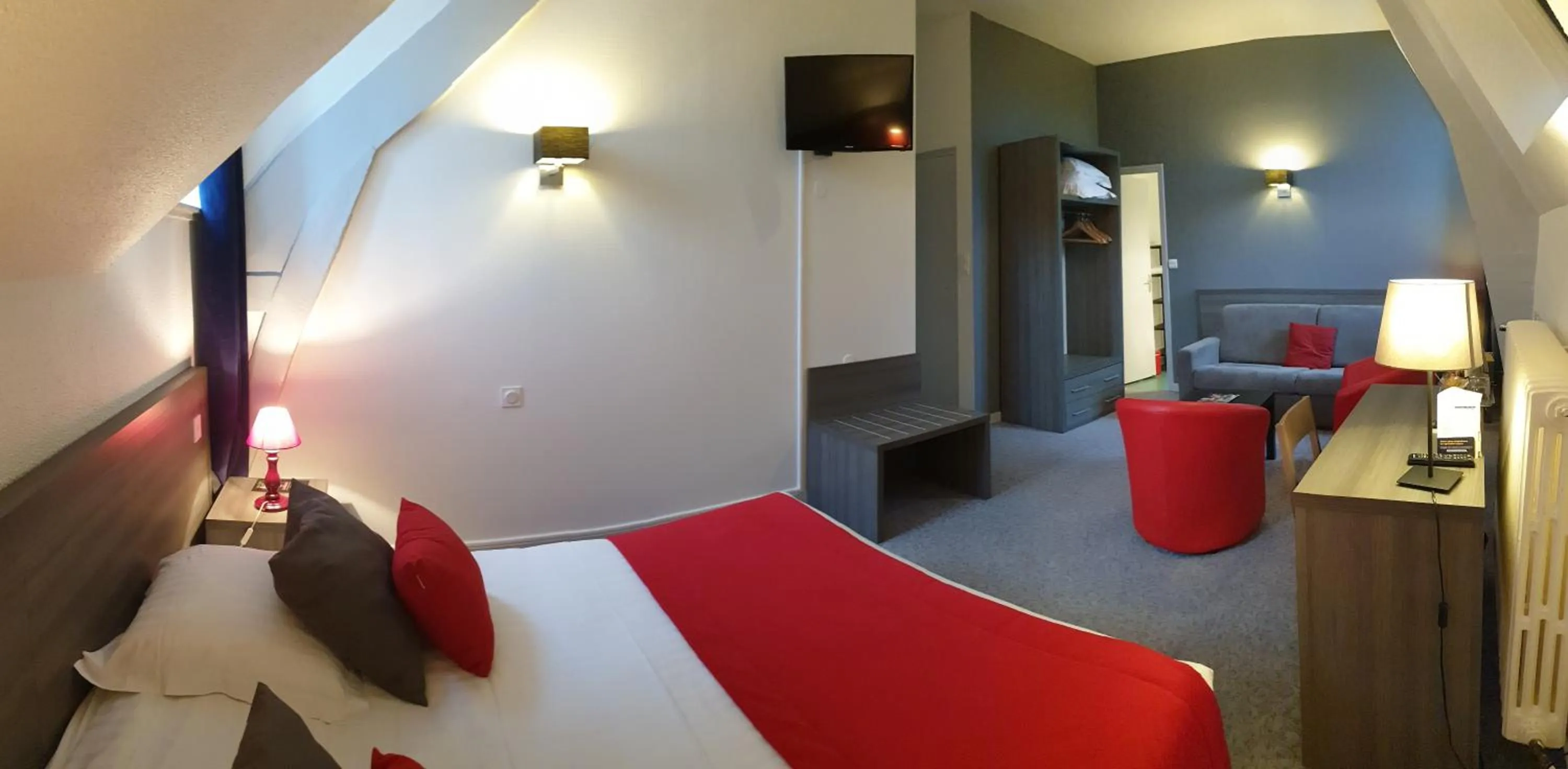 TV and multimedia, Bed in Hôtel Le Rohan Charme et Caractère