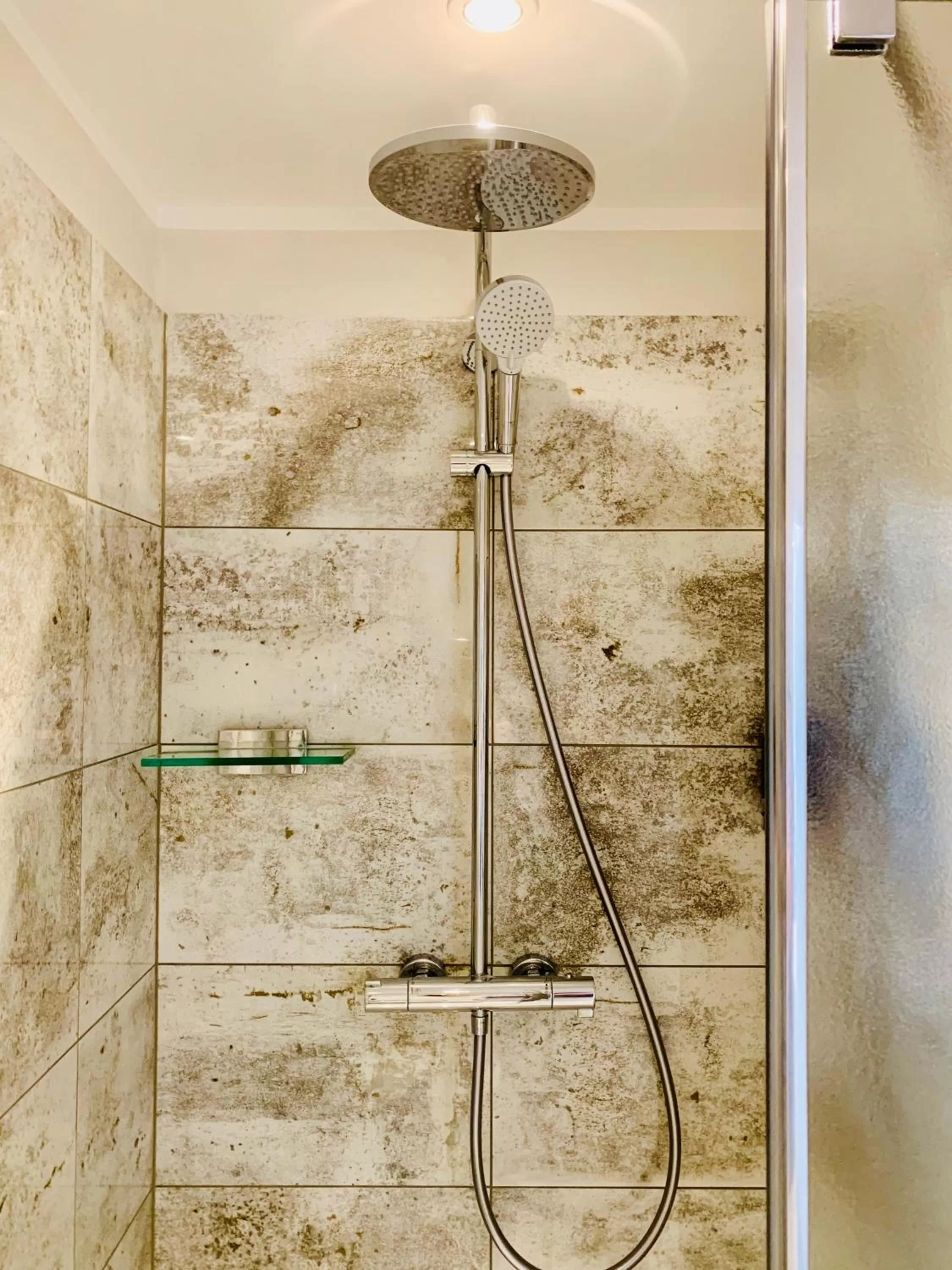 Bathroom in BESOTEL Mettmann