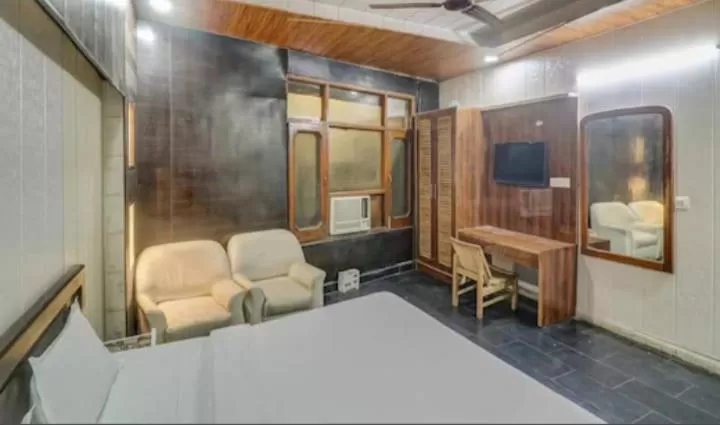 Bed in Hotel Royal Plaza, 4 min from Chandigarh Railway Station