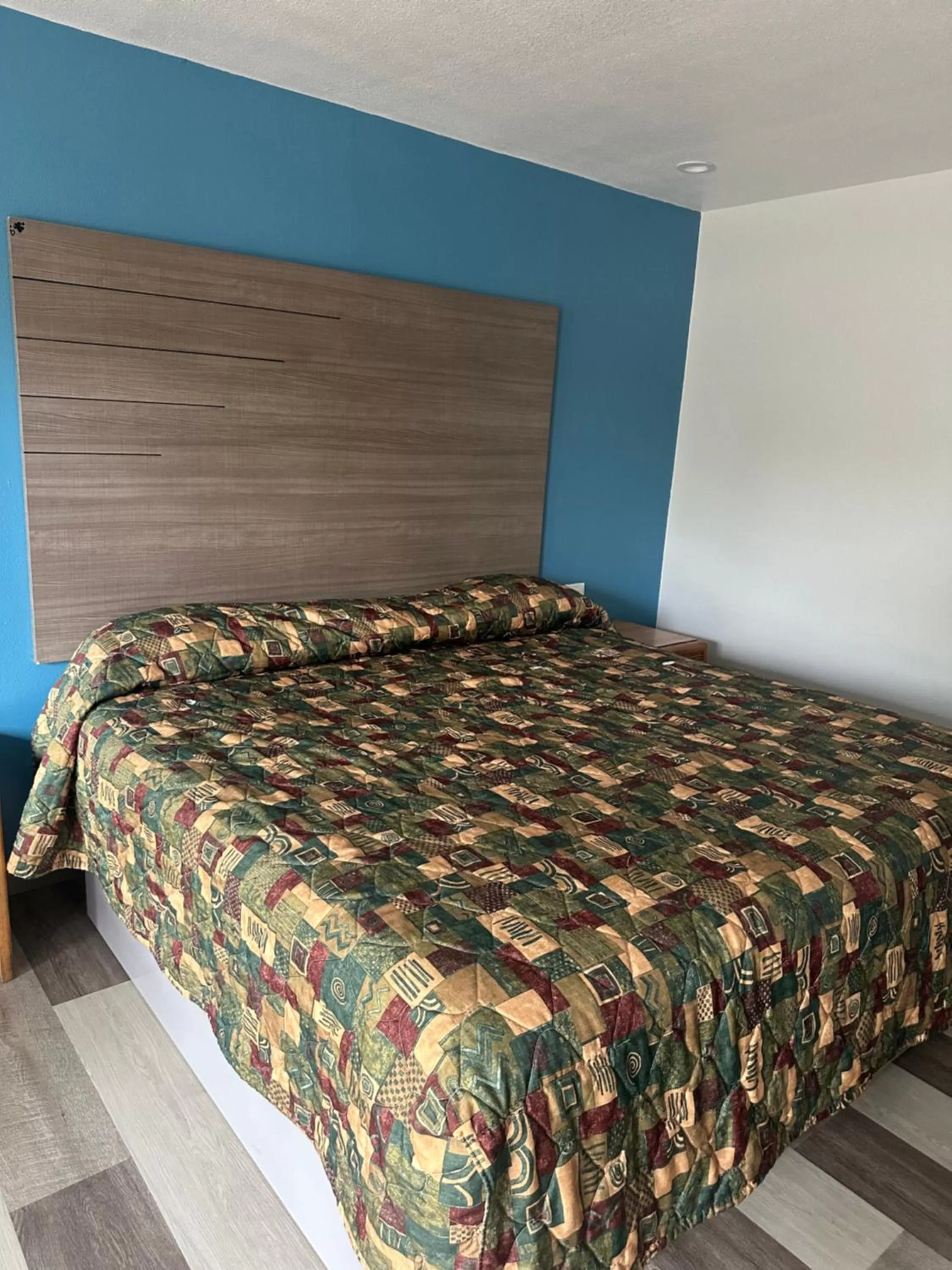 Bed in Palm Inn Hotel near Tyler Mall Riverside