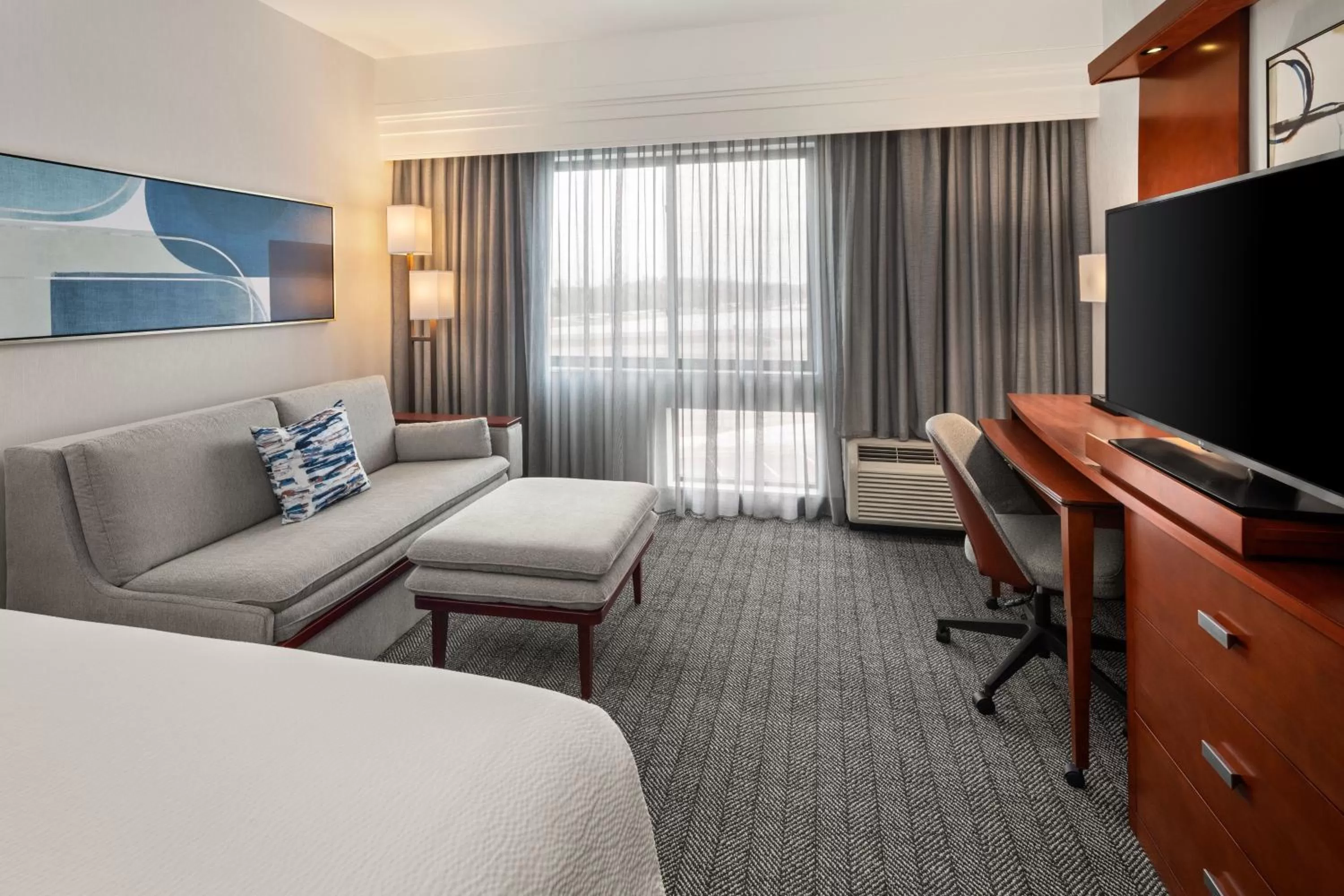 Photo of the whole room, Bed in Courtyard Mankato Hotel & Event Center