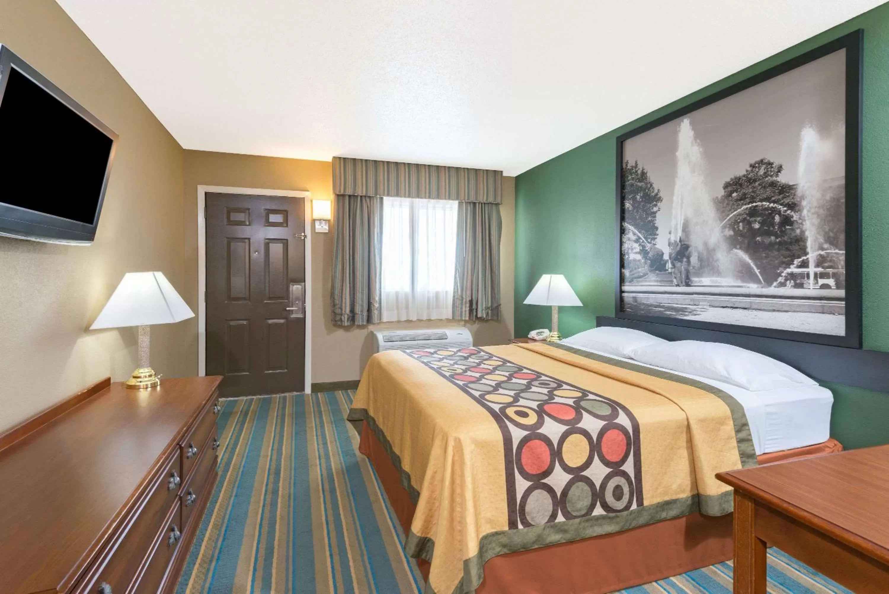 Photo of the whole room, Bed in Super 8 by Wyndham Greencastle