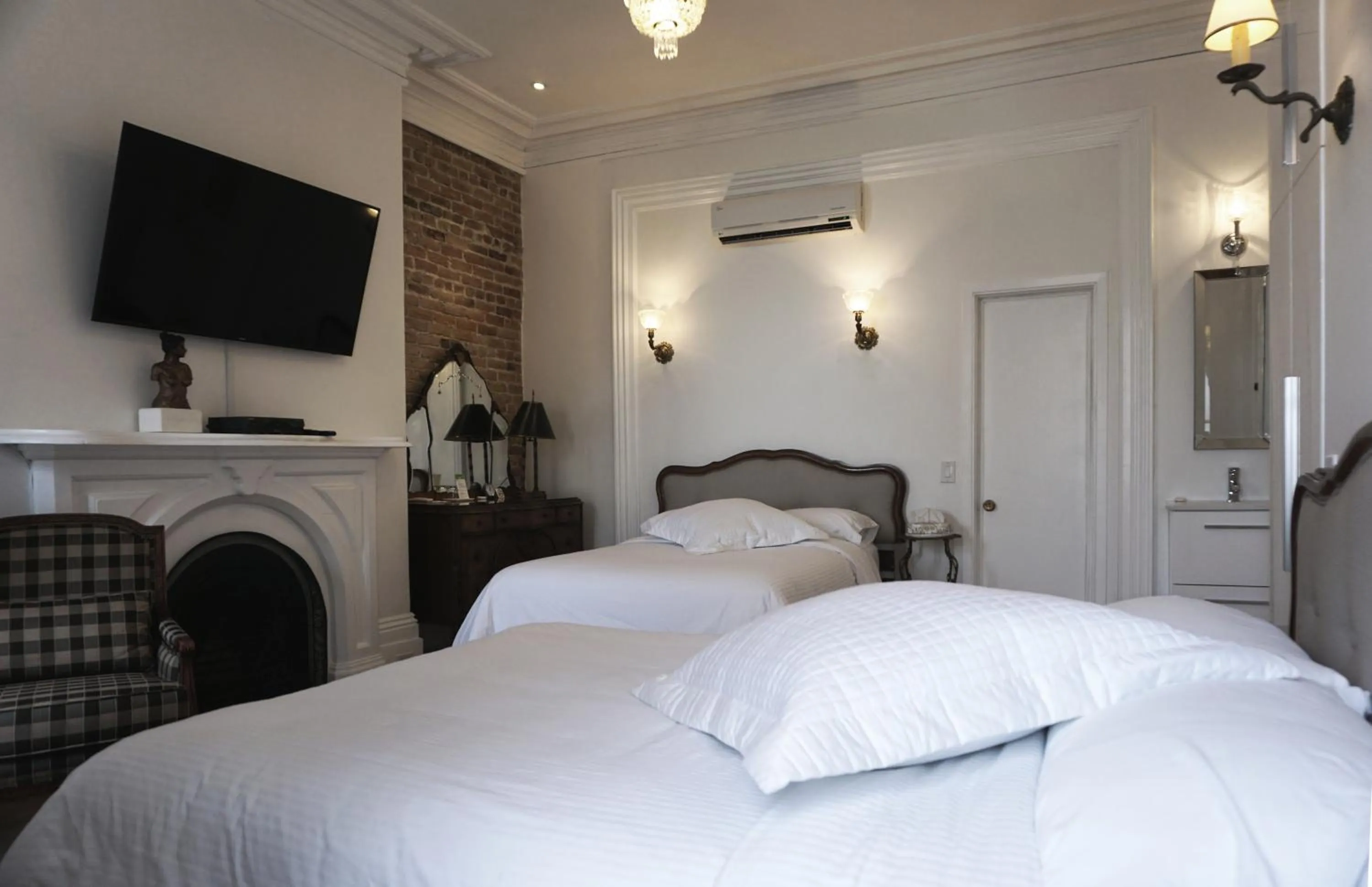 Bedroom, Bed in Hôtel Marie-Rollet