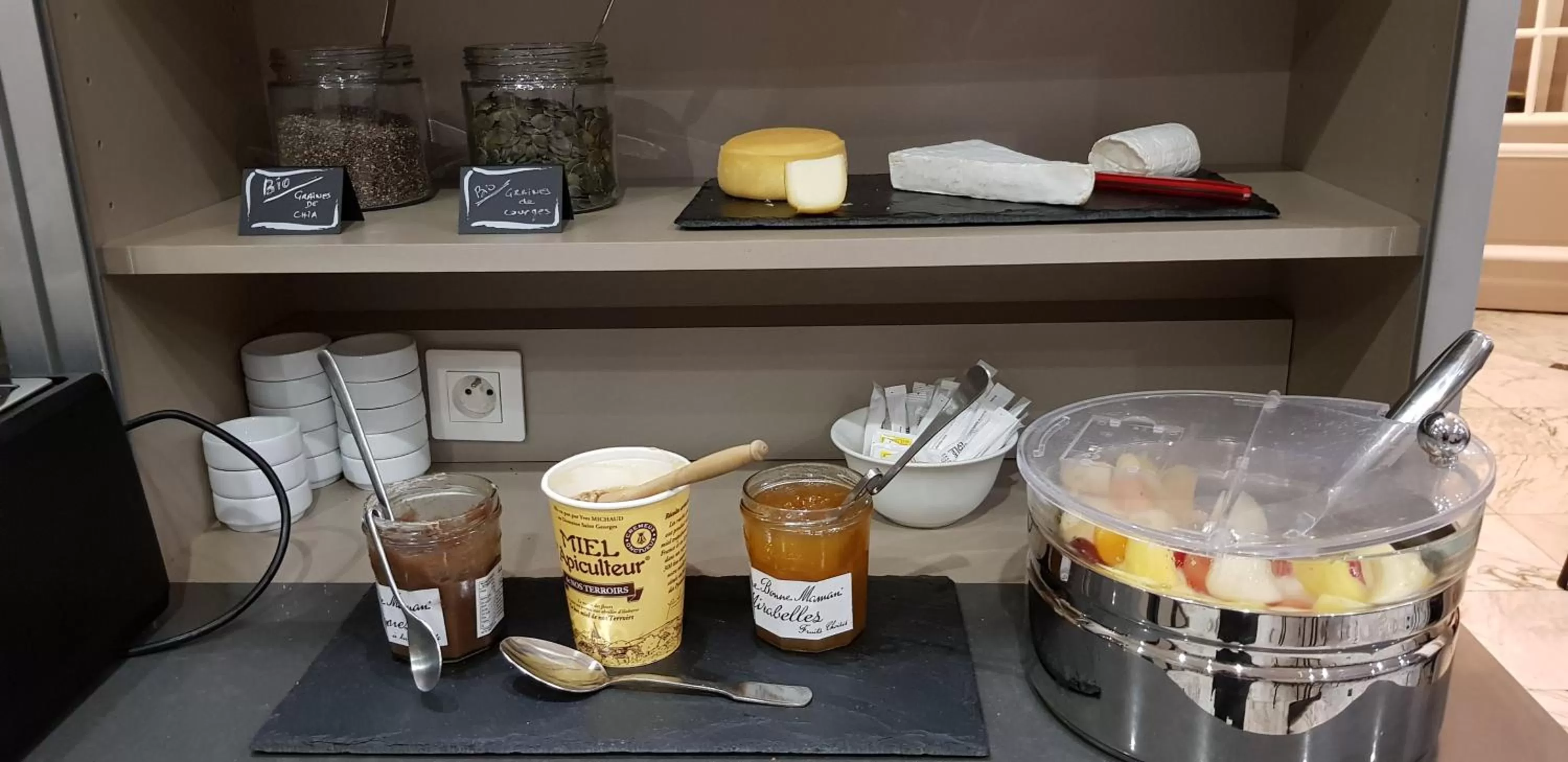 Breakfast in Hotel De La Cite Rougemont