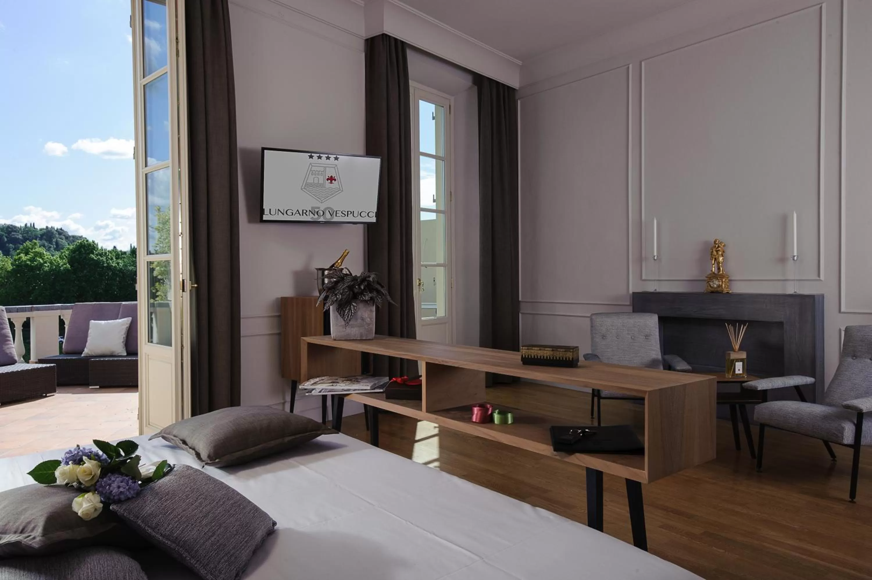 Bed in Hotel Lungarno Vespucci 50