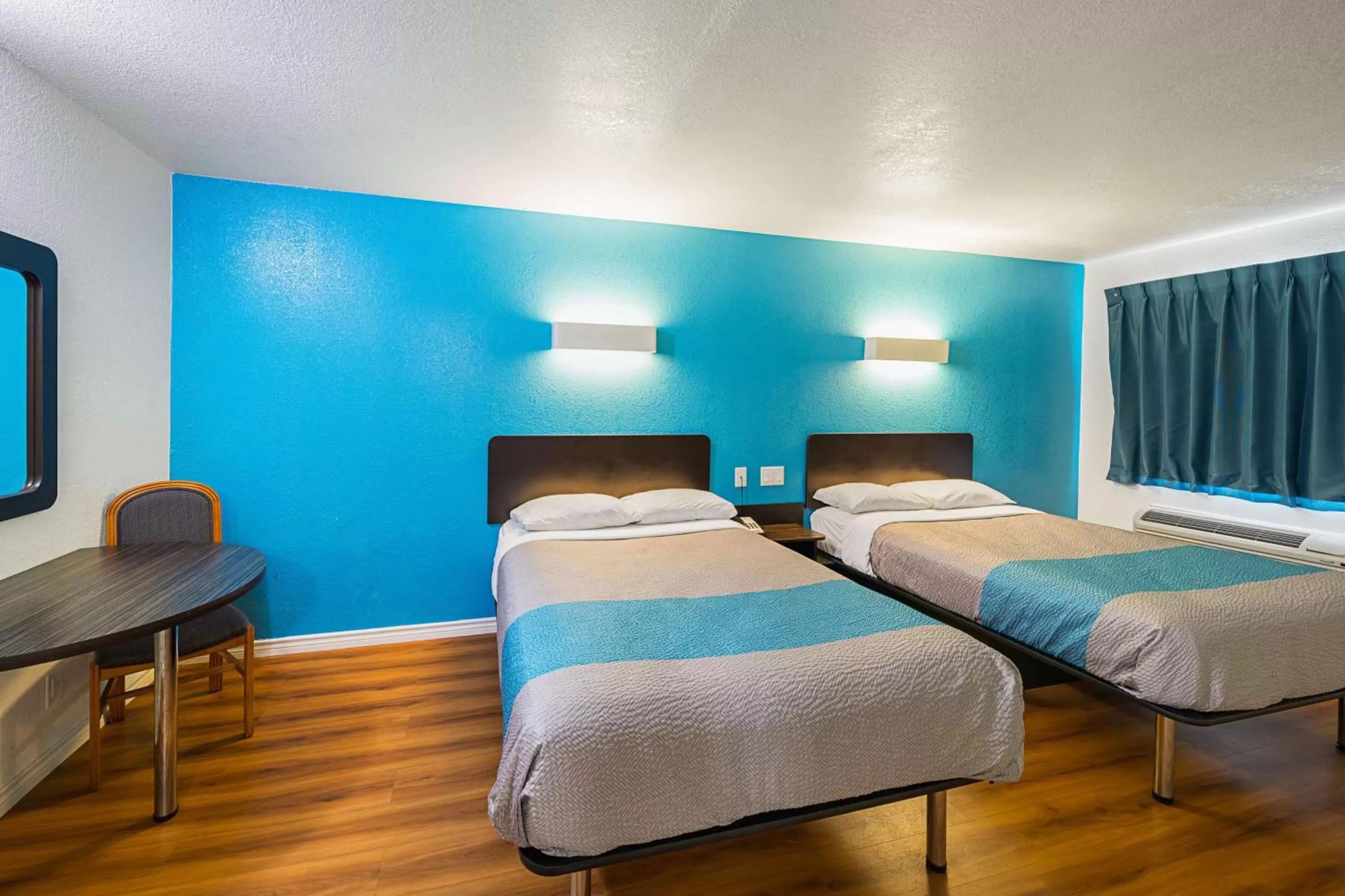 Bedroom, Bed in Motel 6-Grand Prairie, TX - Interstate 30