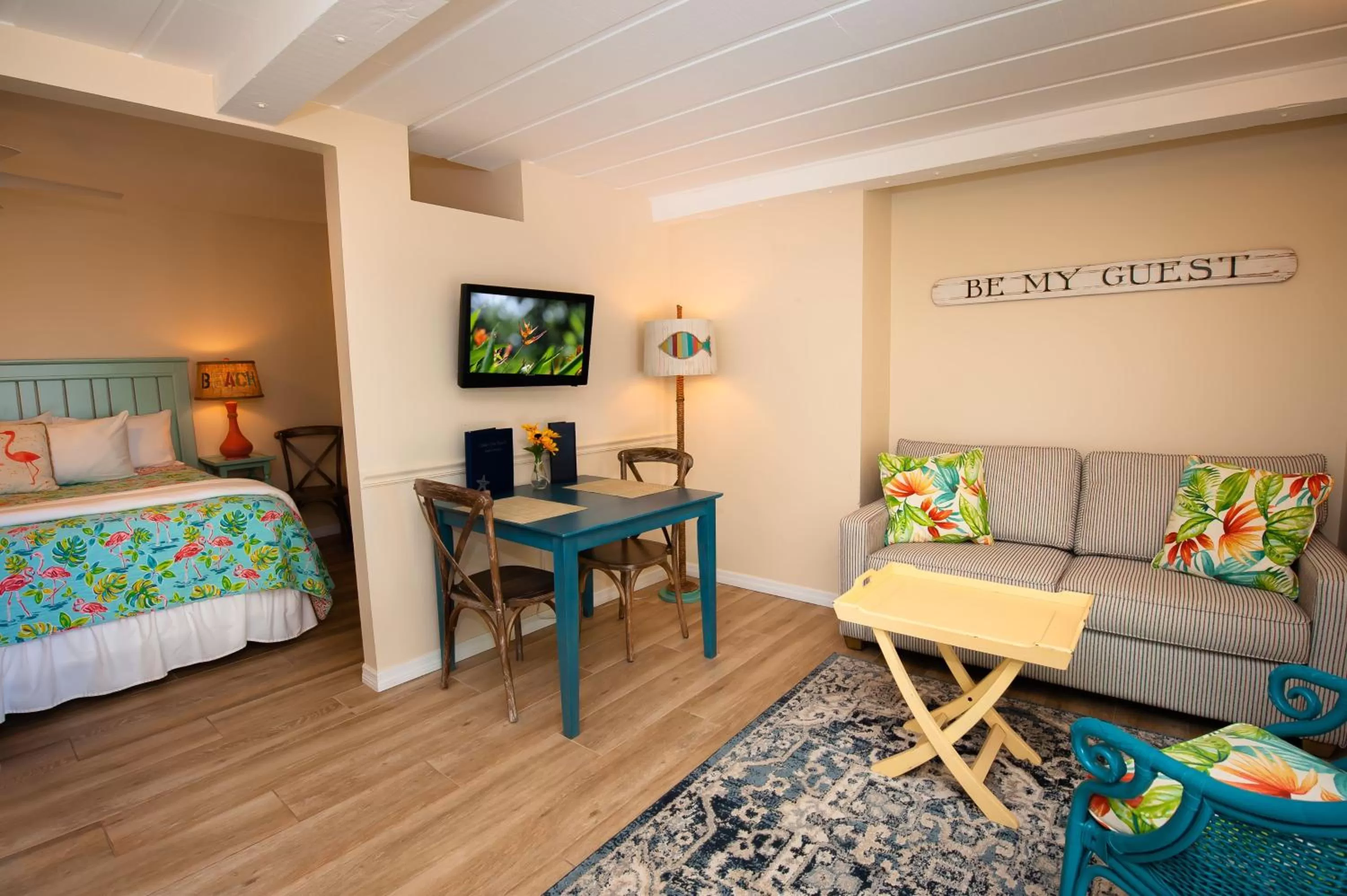 Living room, Bed in Cedar Cove Resort & Cottages