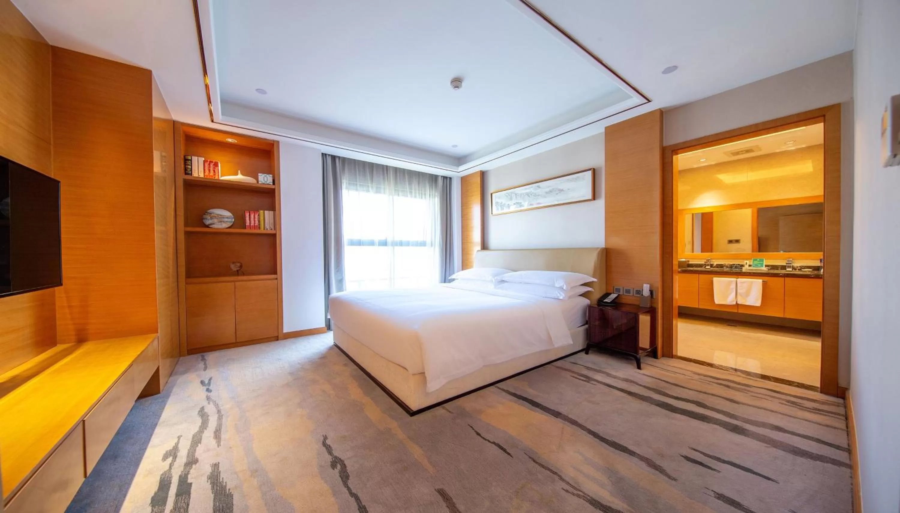 Photo of the whole room, Bed in Holiday Inn Nanjing Xuanwu Lake by IHG