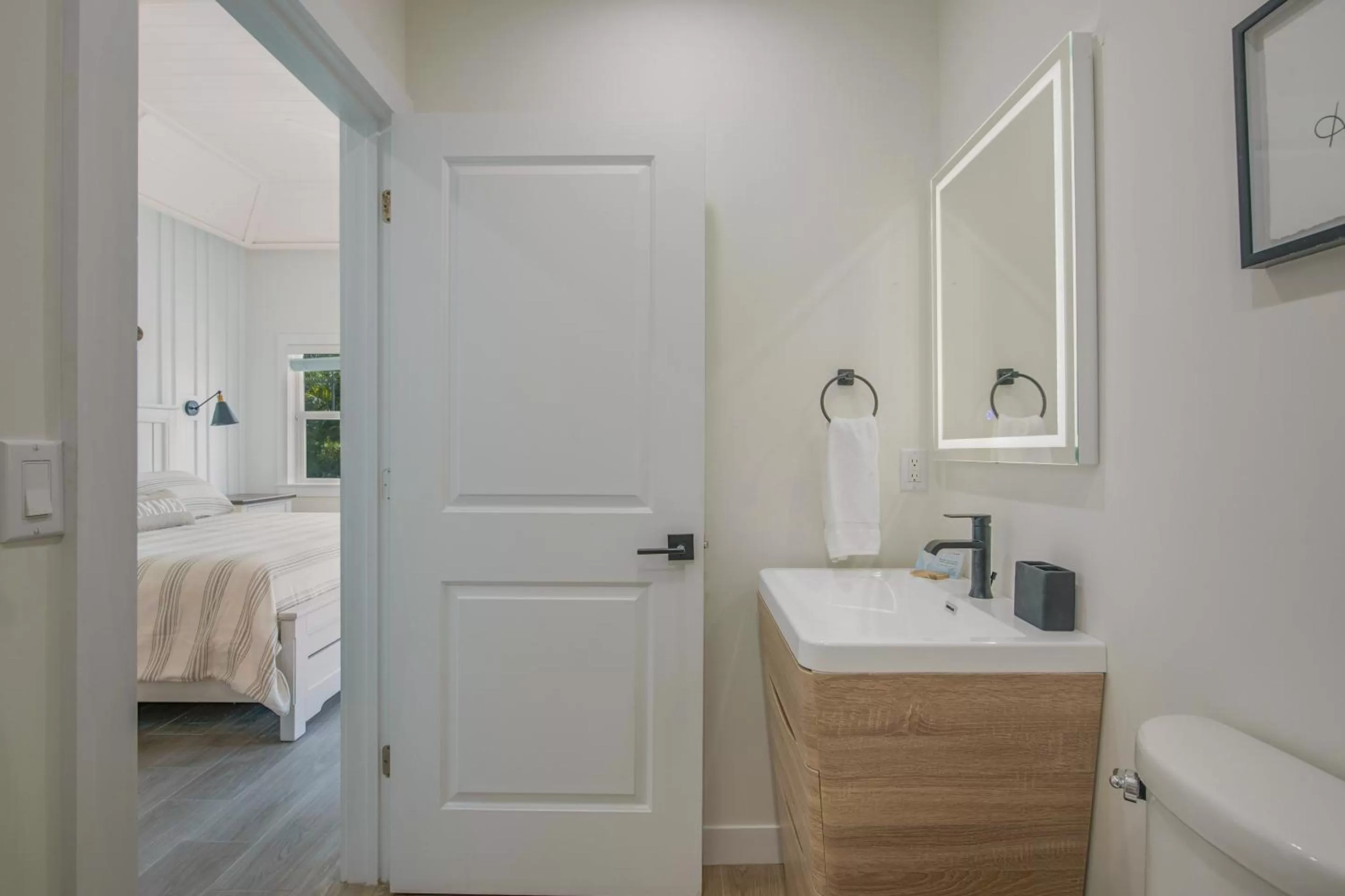 Bathroom, Bed in Casey Key Resorts - Beachfront
