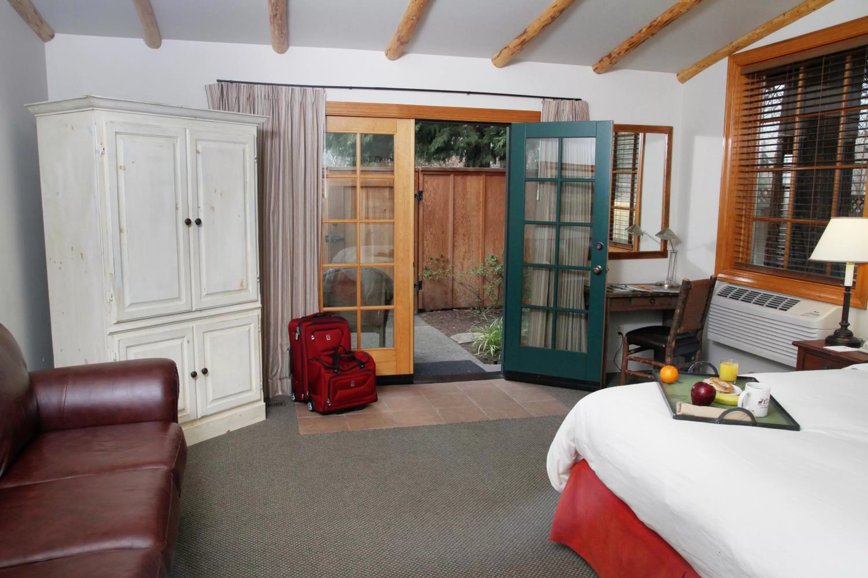 Photo of the whole room, Bed in The Lodge at Riverside