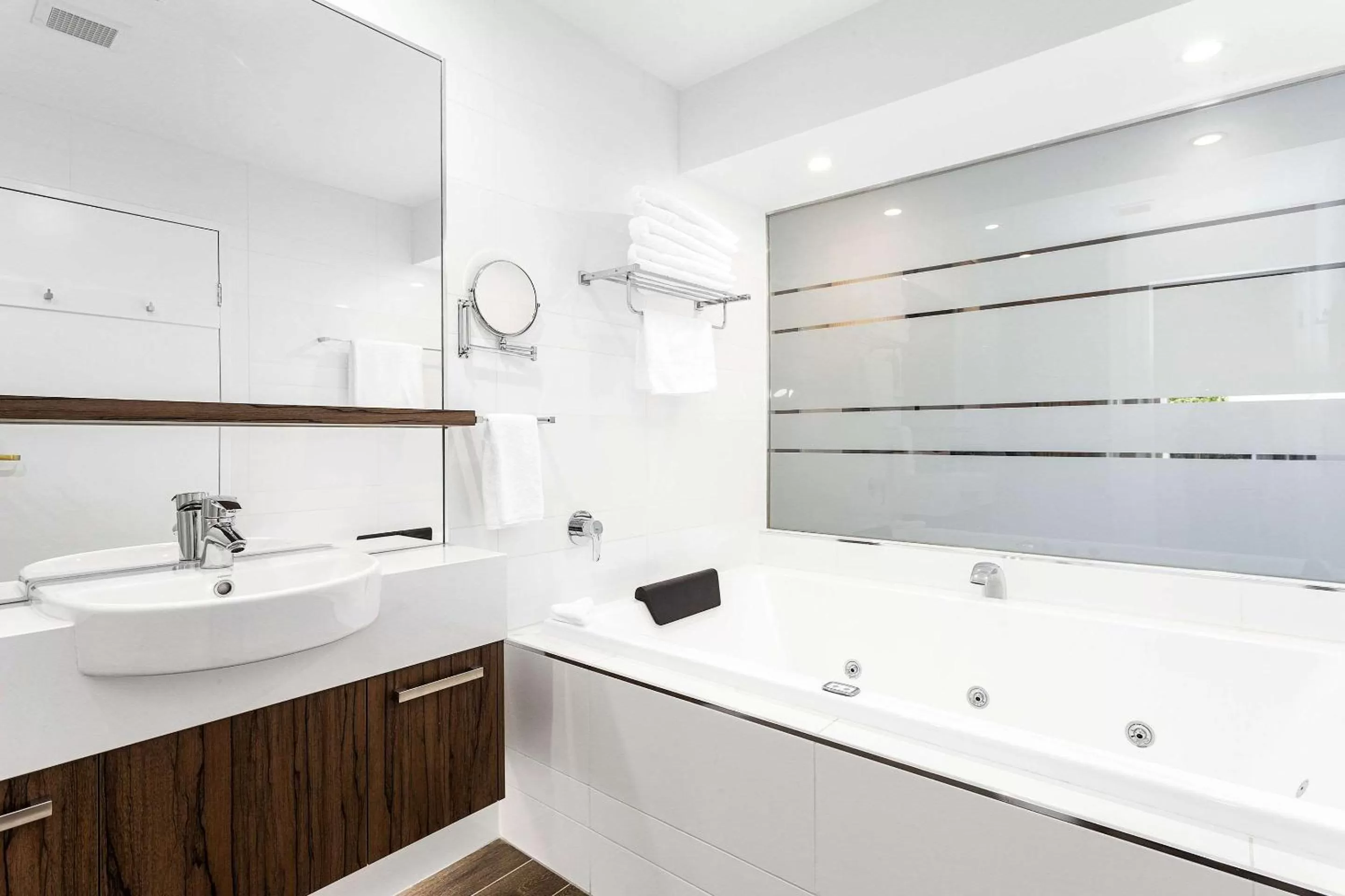 Bathroom in Quality Hotel Taylors Lakes