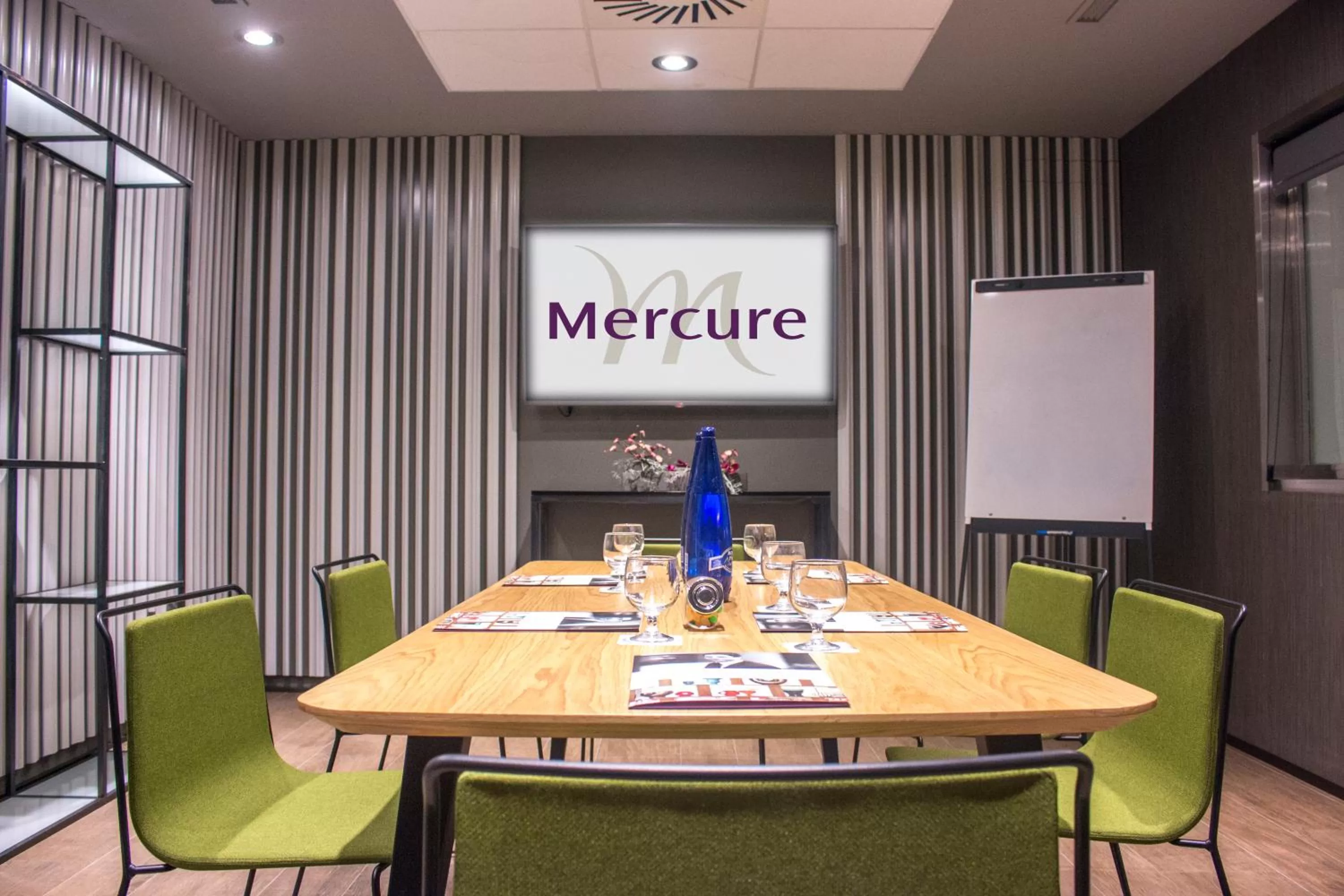 Communal lounge/ TV room in Mercure Madrid Centro