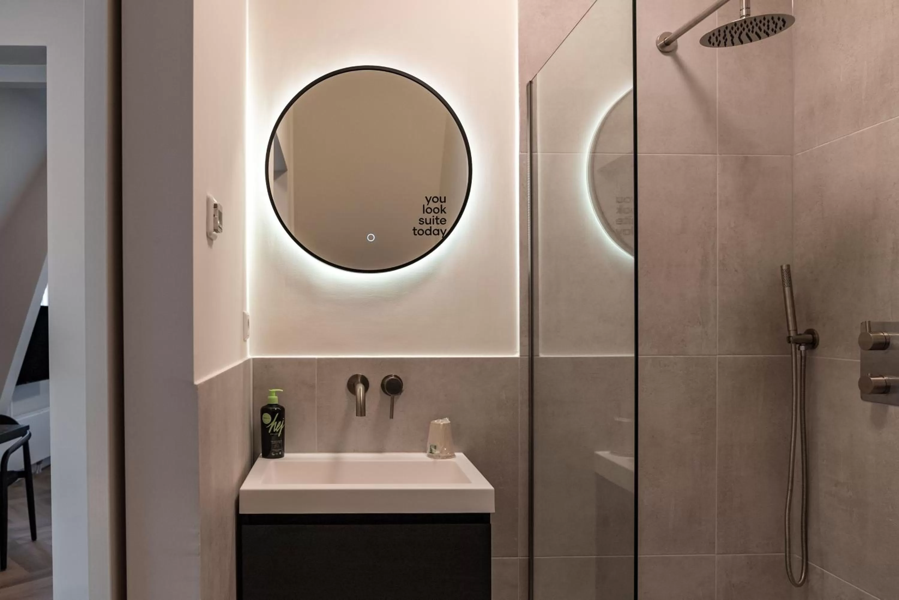 Shower in Limehome The Hague Keizerstraat