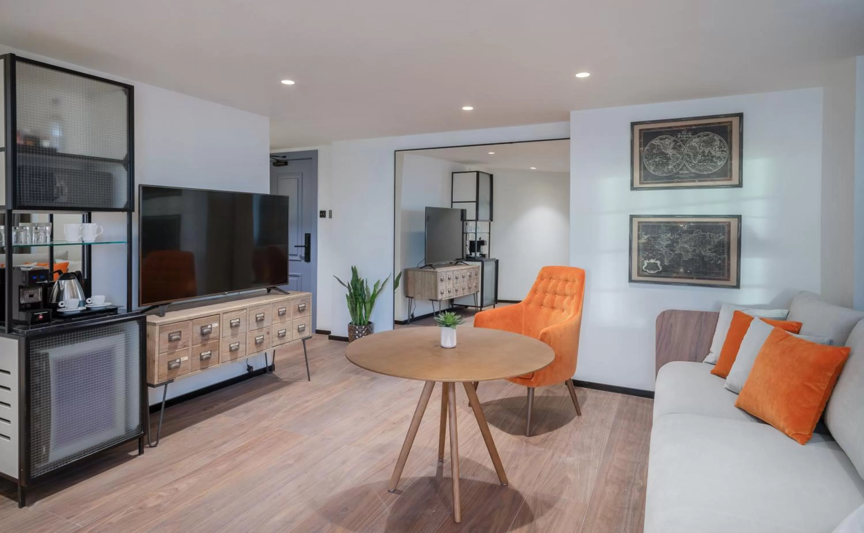 TV and multimedia in Melia White House Hotel