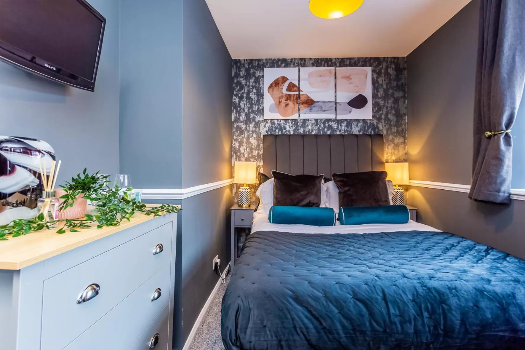 Bedroom, Bed in Comfy-Stays - Lower Ocean Road