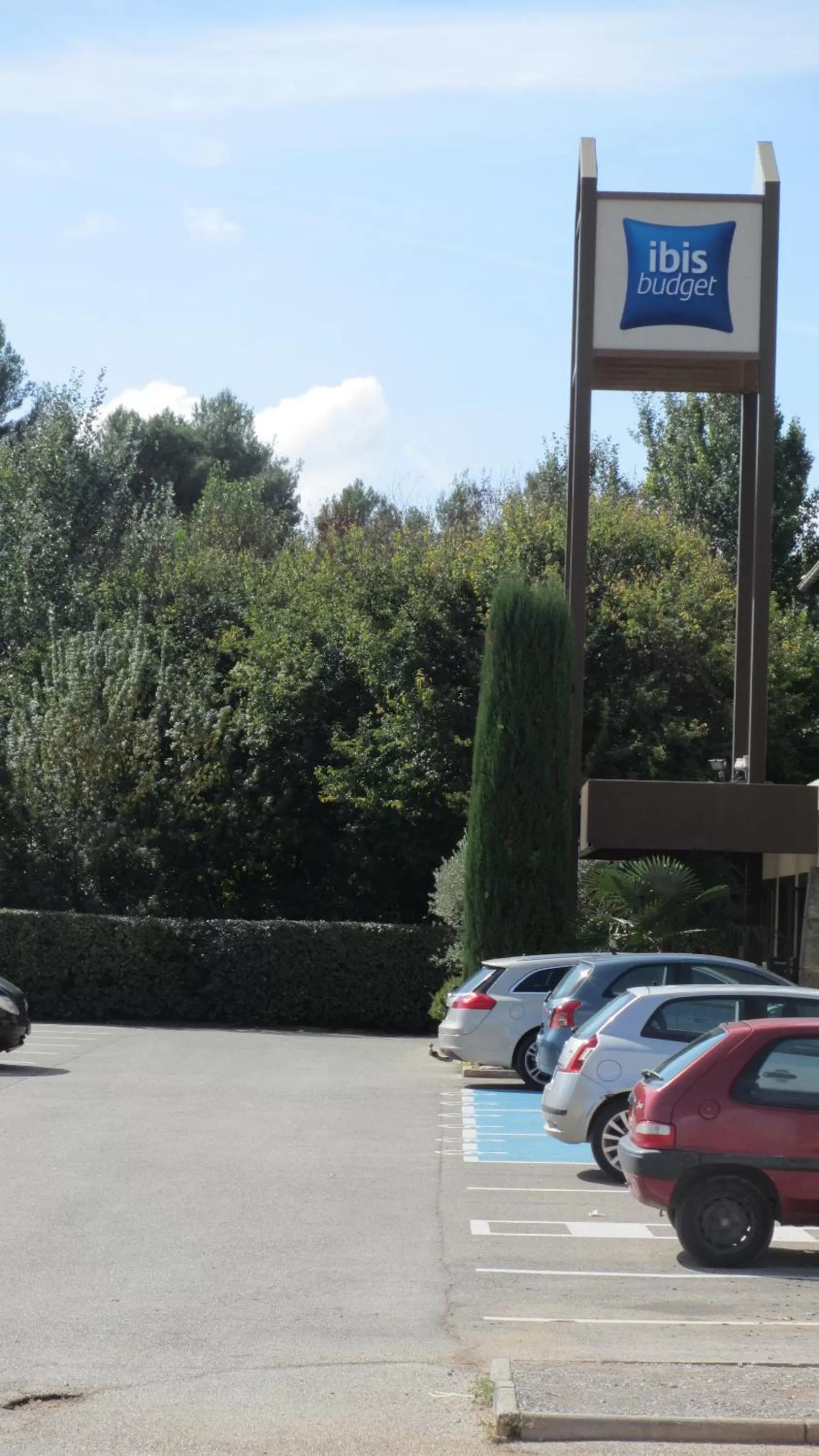 Facade/entrance in IBIS Budget Aix en Provence Est Le Canet