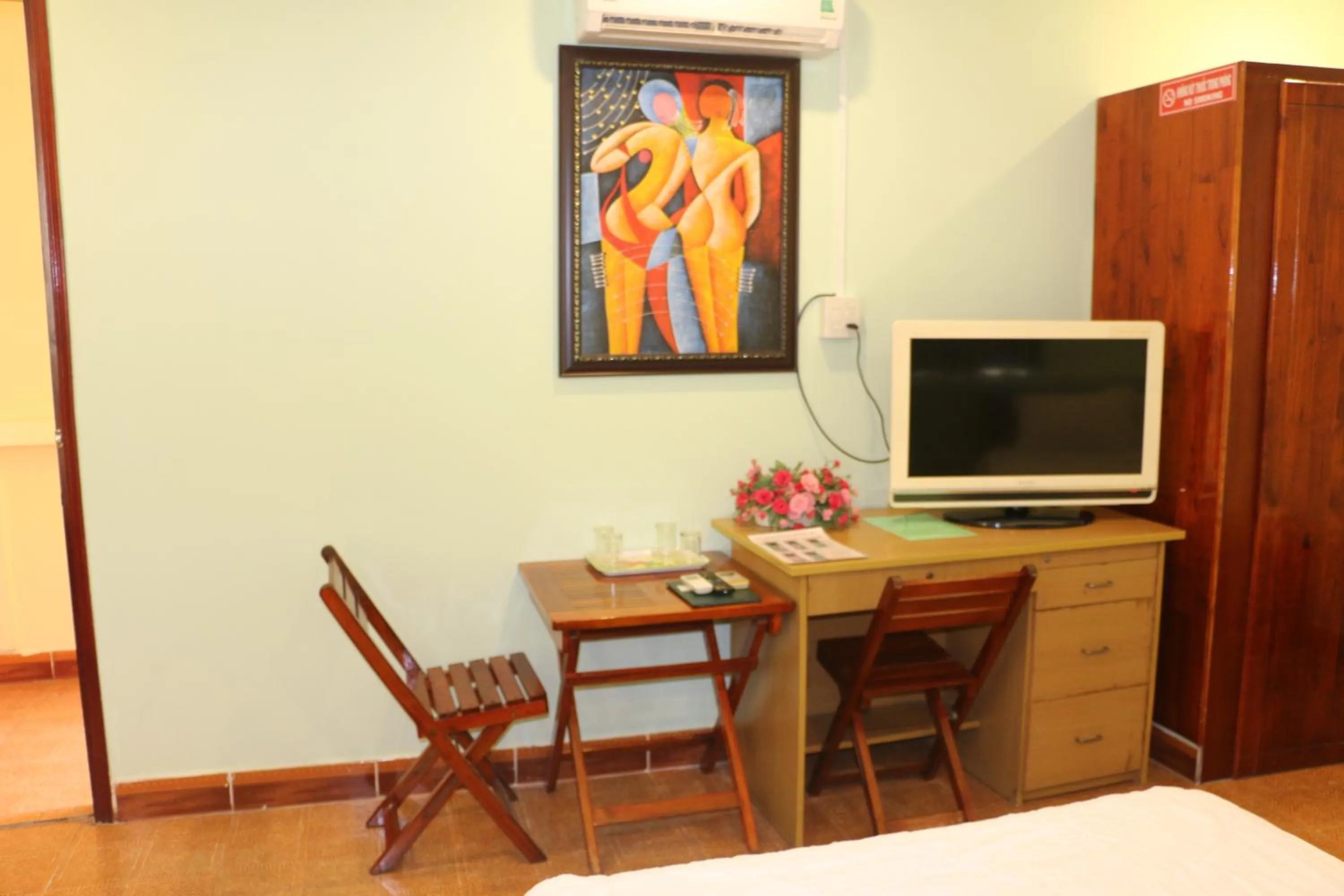 Photo of the whole room in Kim Long Hotel