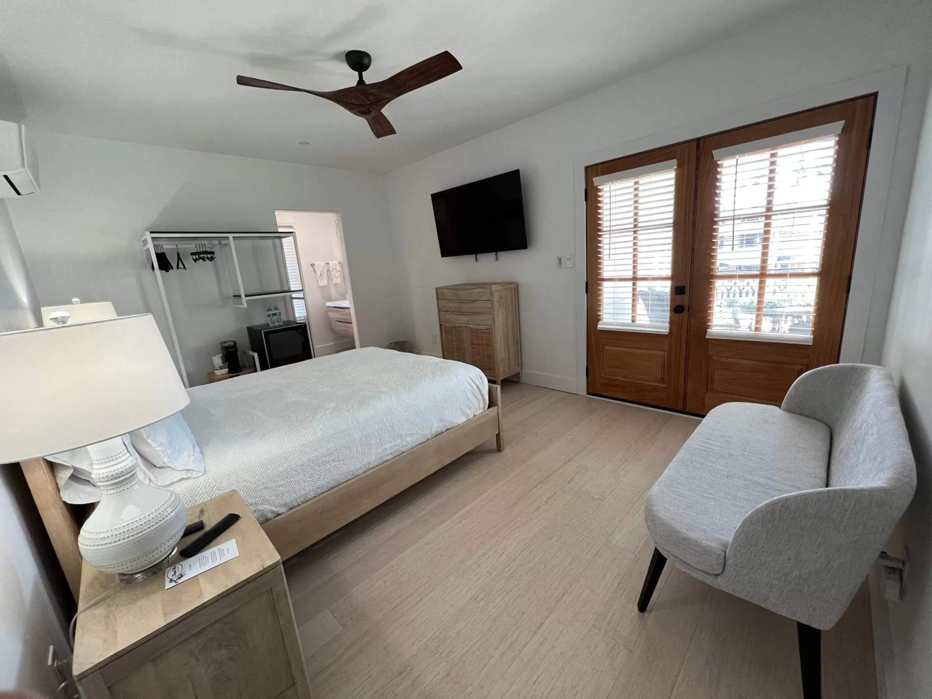 Communal lounge/ TV room, Bed in Elaine's Cape May Boutique Hotel