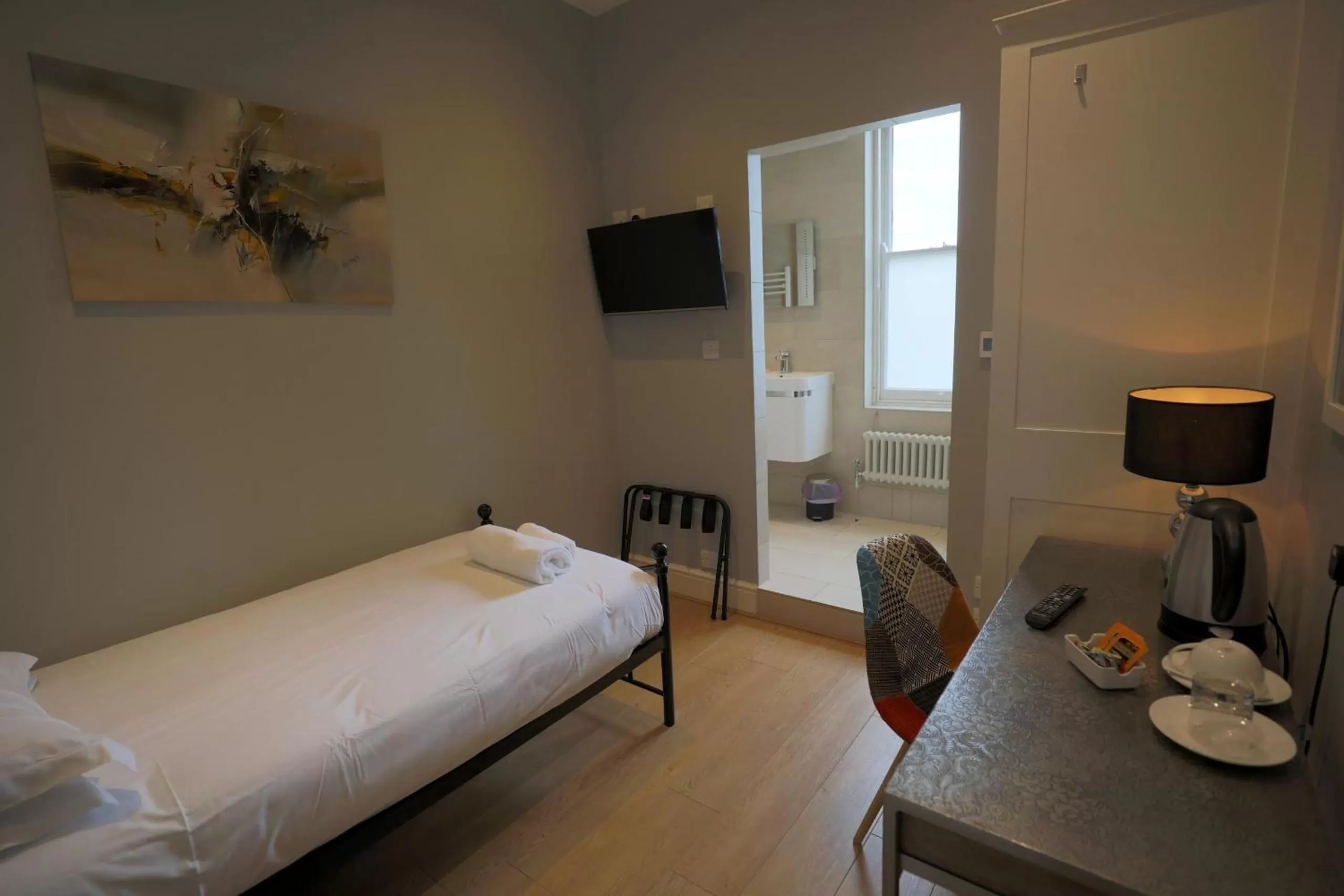 Bedroom, Bed in 100 Banbury Road Oxford - formerly Parklands