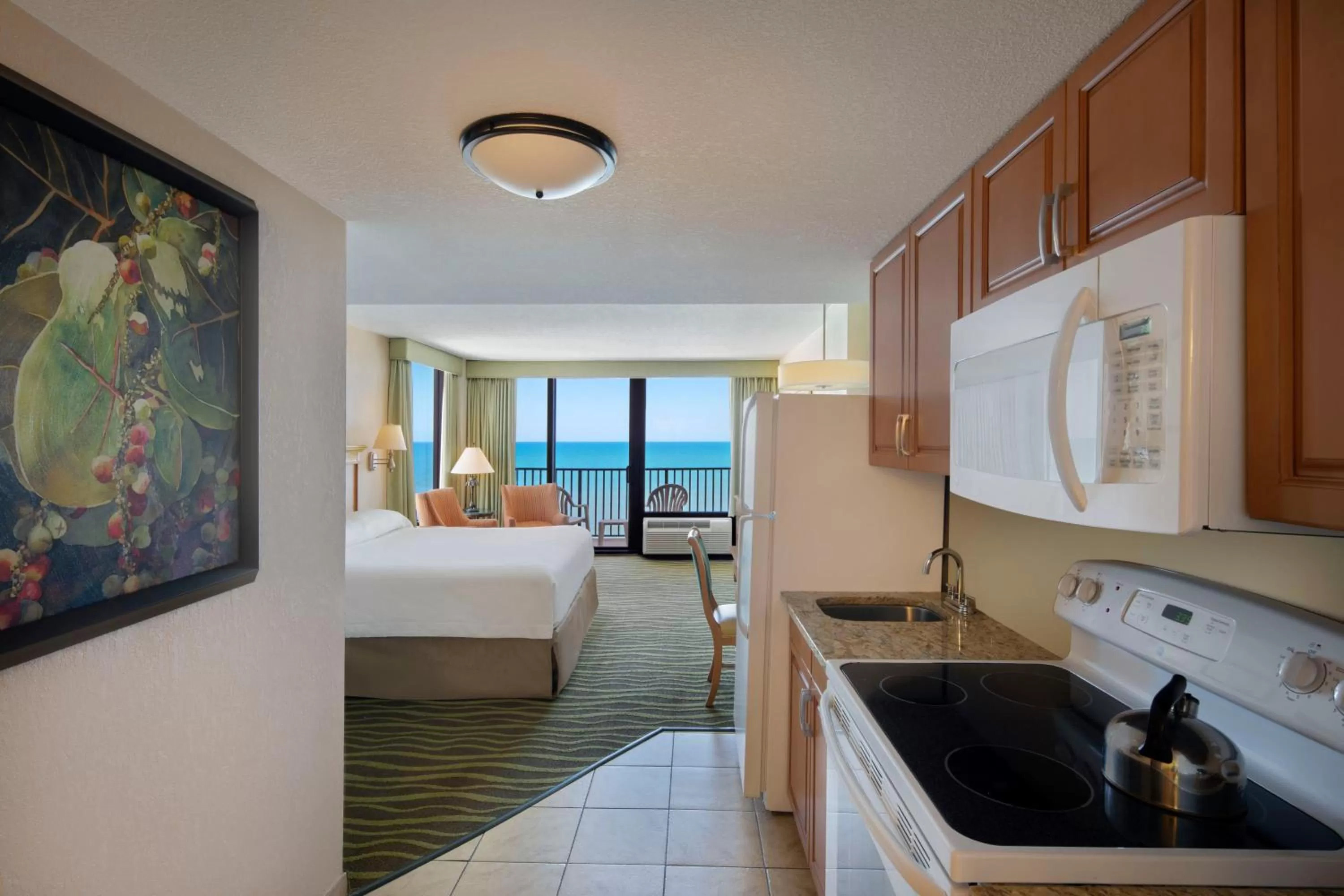 Kitchen or kitchenette, Bed in Nautilus Inn - Daytona Beach
