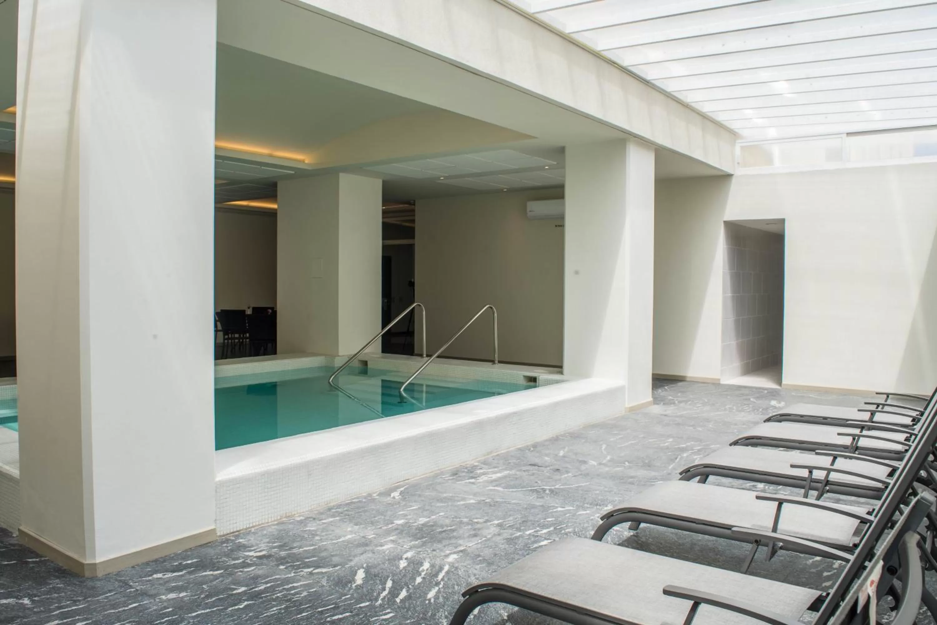 Swimming pool in Crown Victoria Hotel