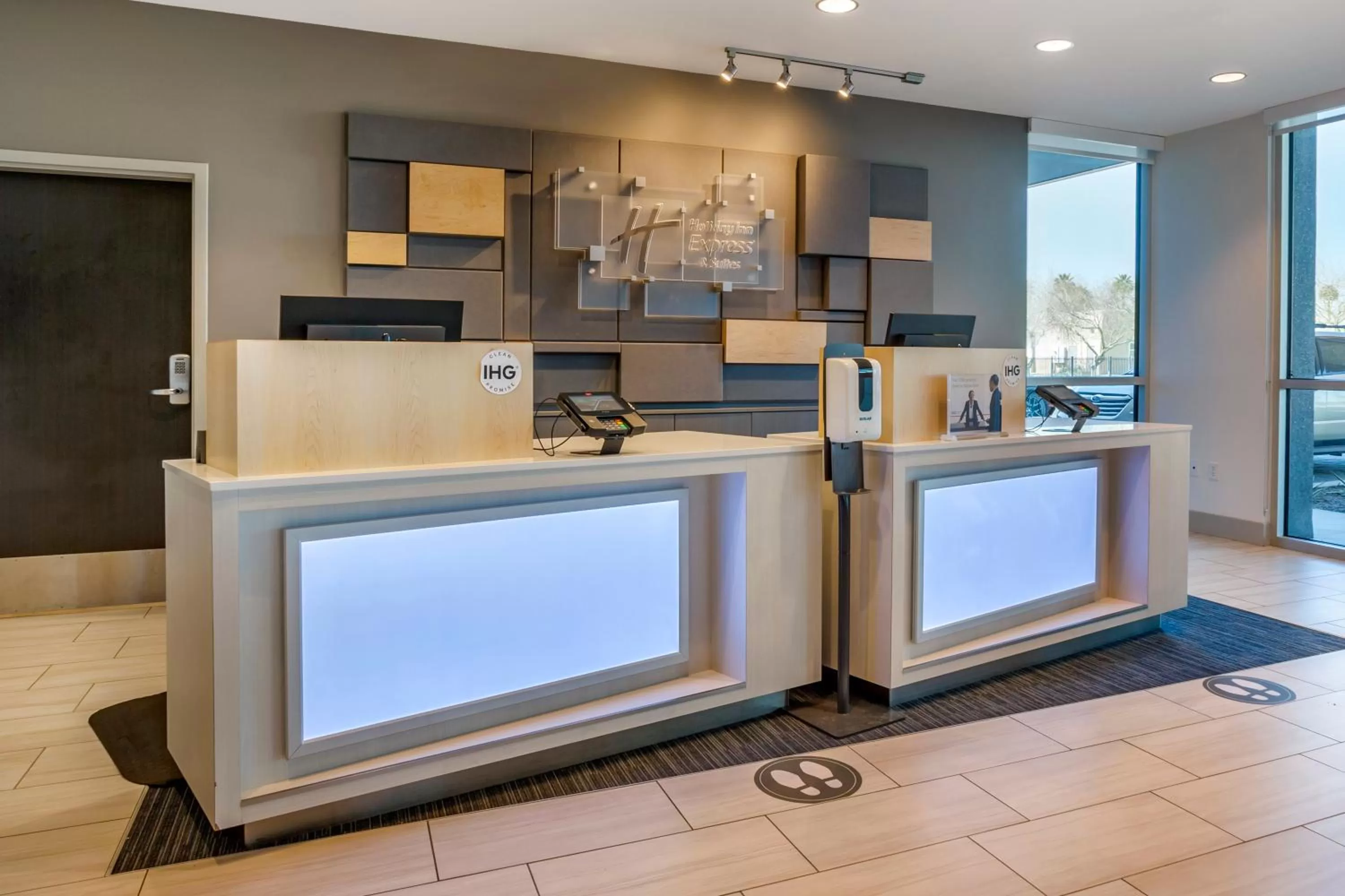 Lobby or reception in Holiday Inn Express & Suites - Phoenix Dwtn - State Capitol by IHG