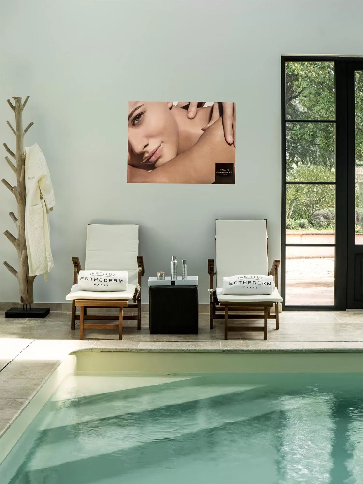 Swimming pool in Chateau du Palanquey & SPA