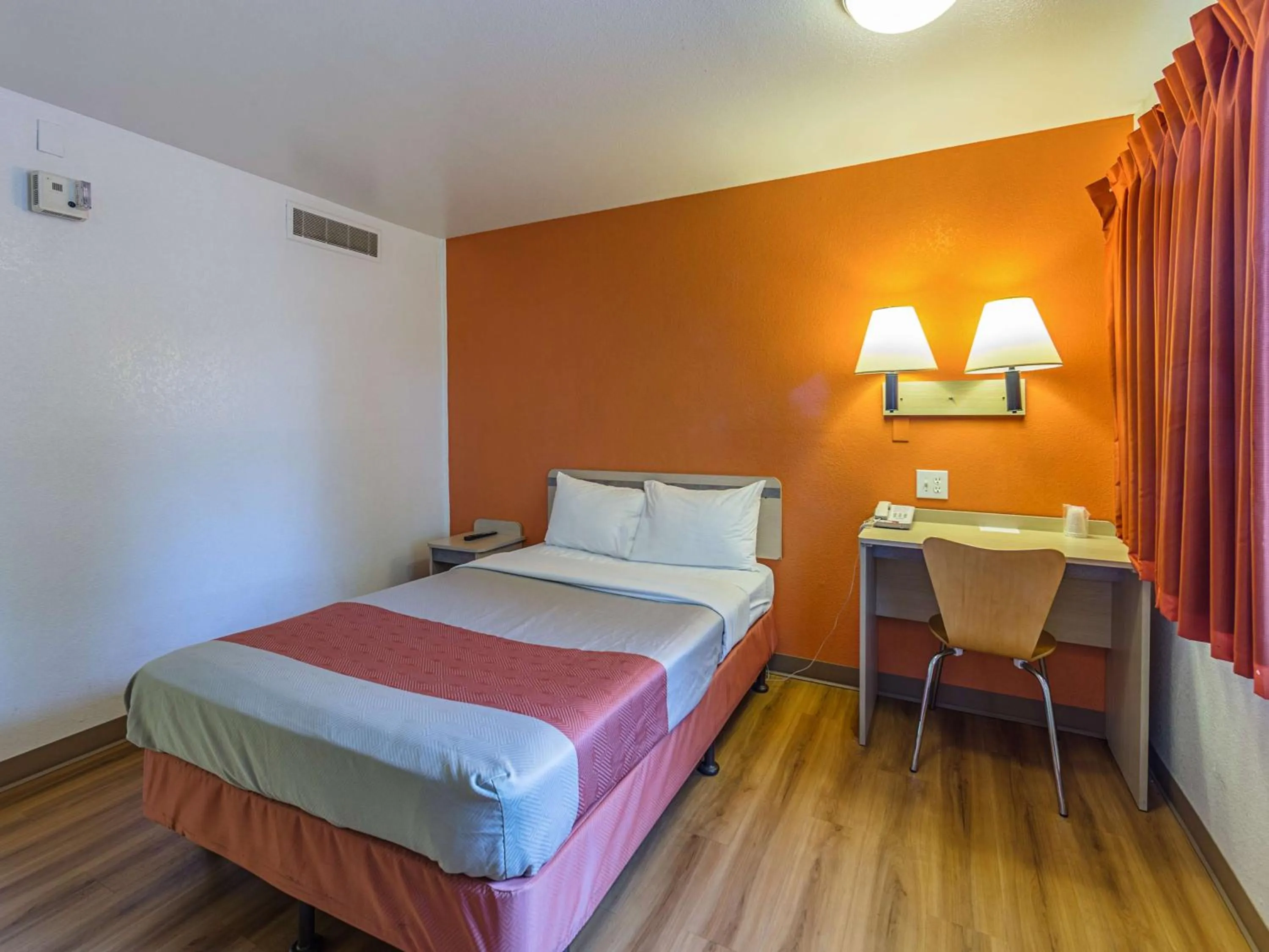 Photo of the whole room, Bed in Motel 6-Yreka, CA