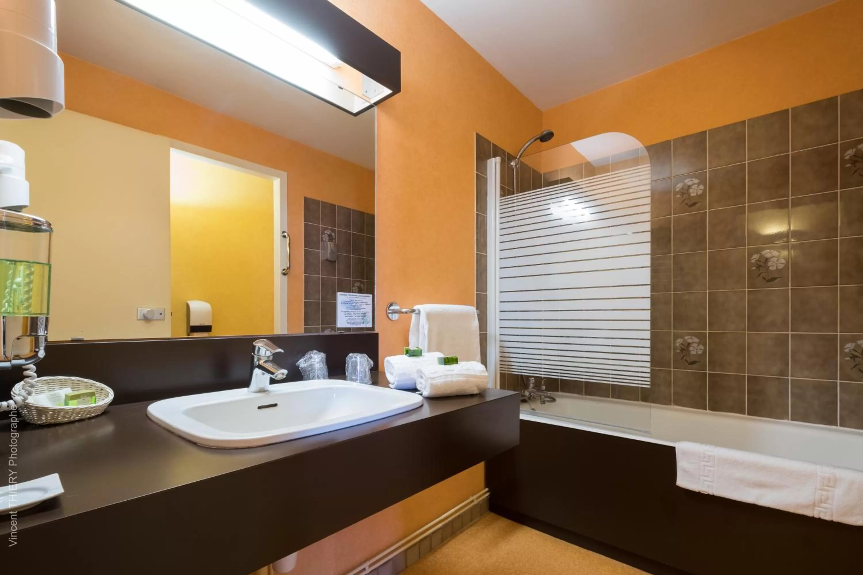 Shower in Logis Hôtel Atrium Epinal Golbey