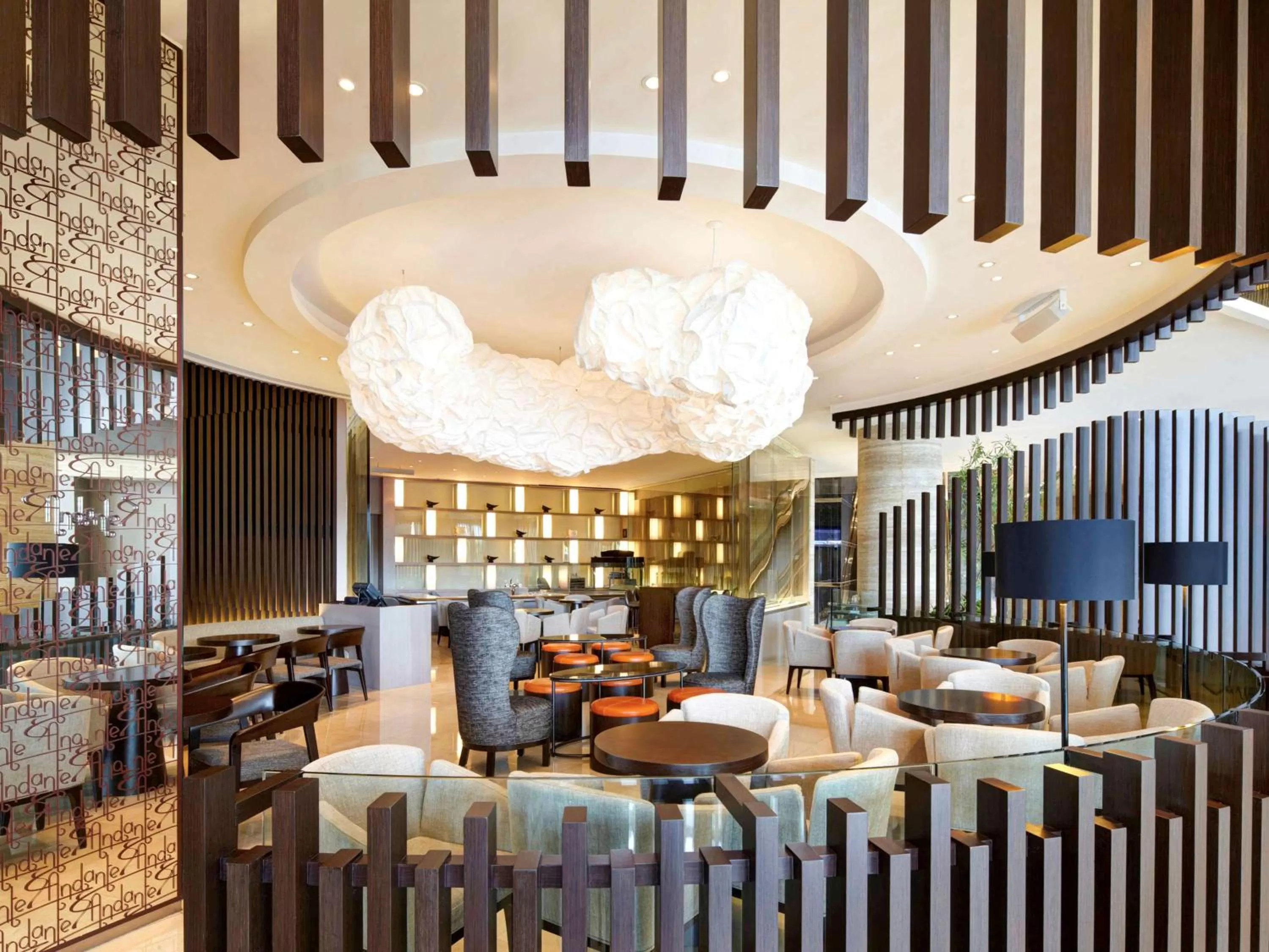 Lounge or bar in Novotel Citygate Hong Kong