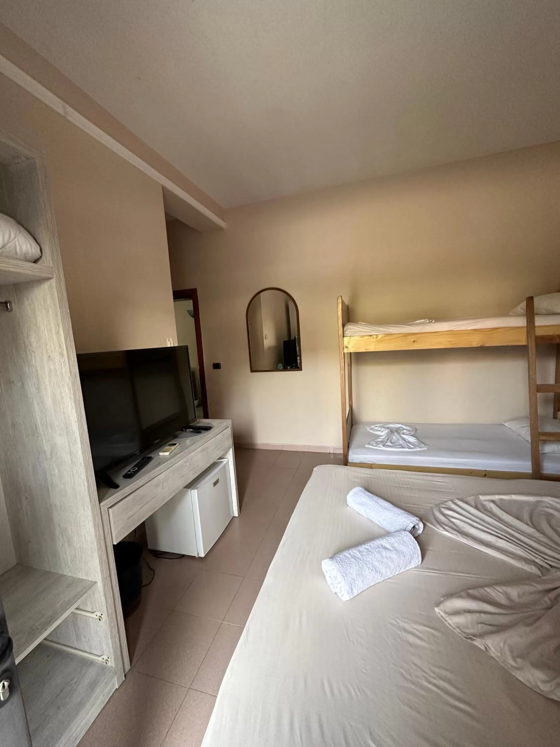 Communal lounge/ TV room, Bed in Seashell Beach Rooms