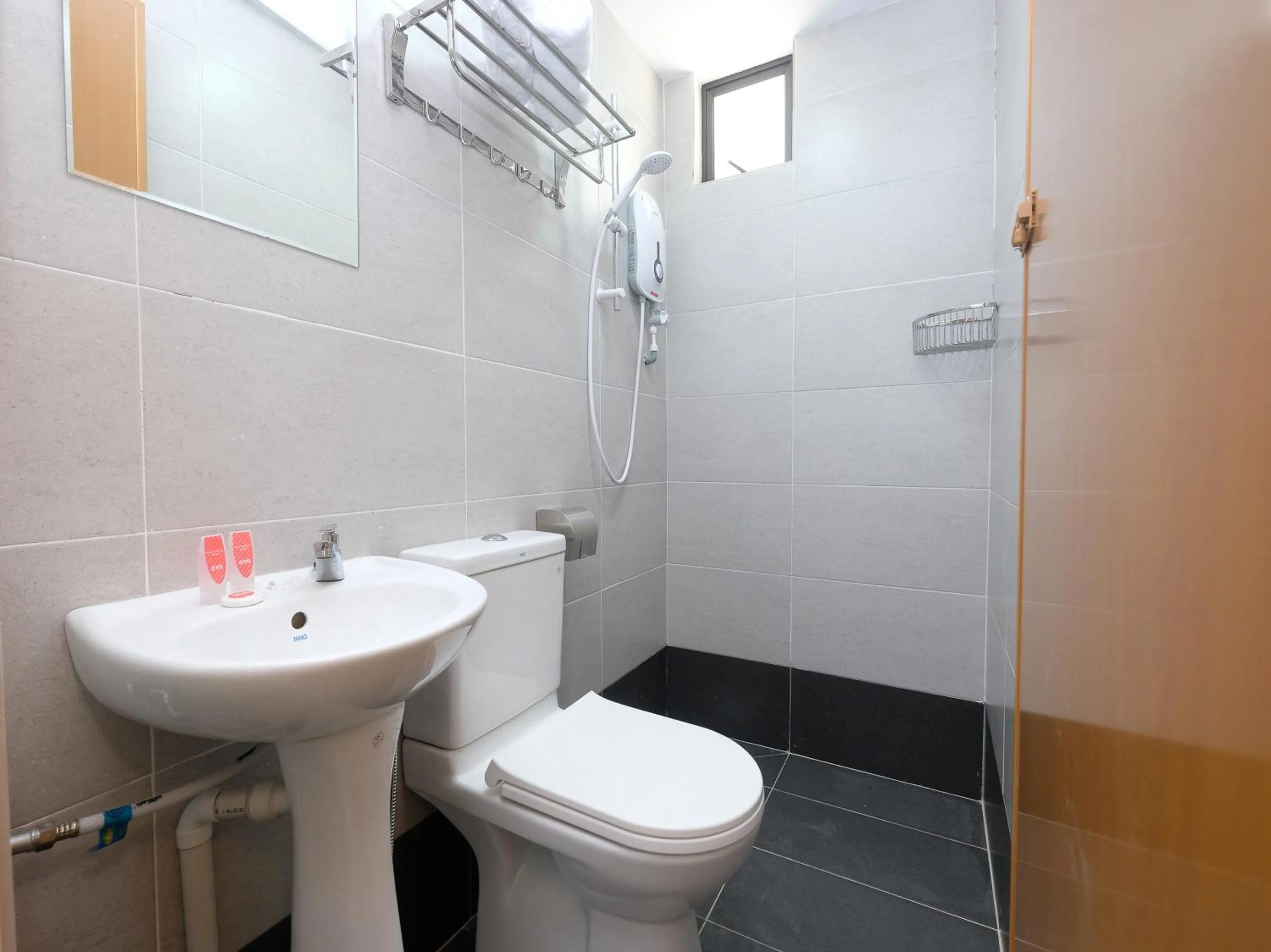 Bathroom in OYO 44043 First Garden Hotel