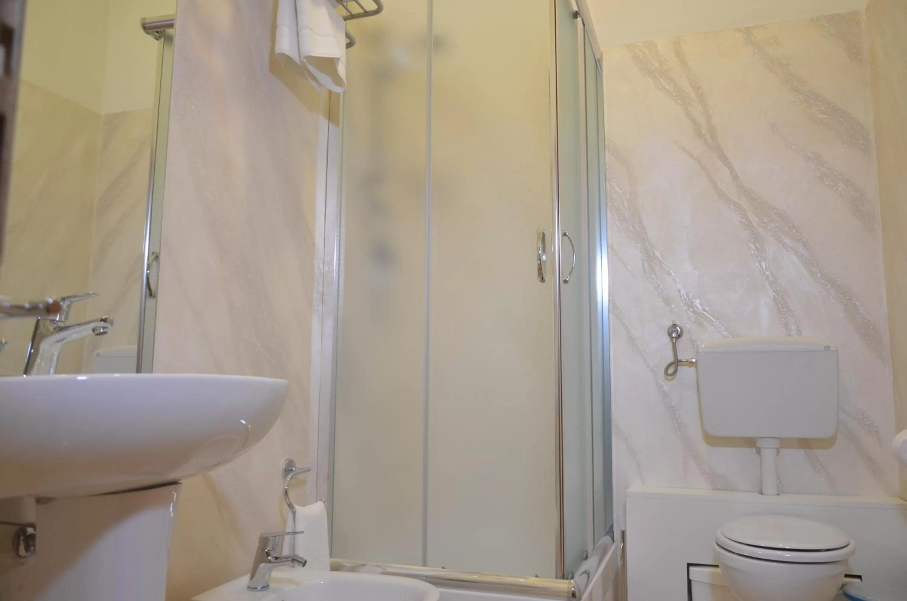 Shower in Moonlight Hotel&Suites