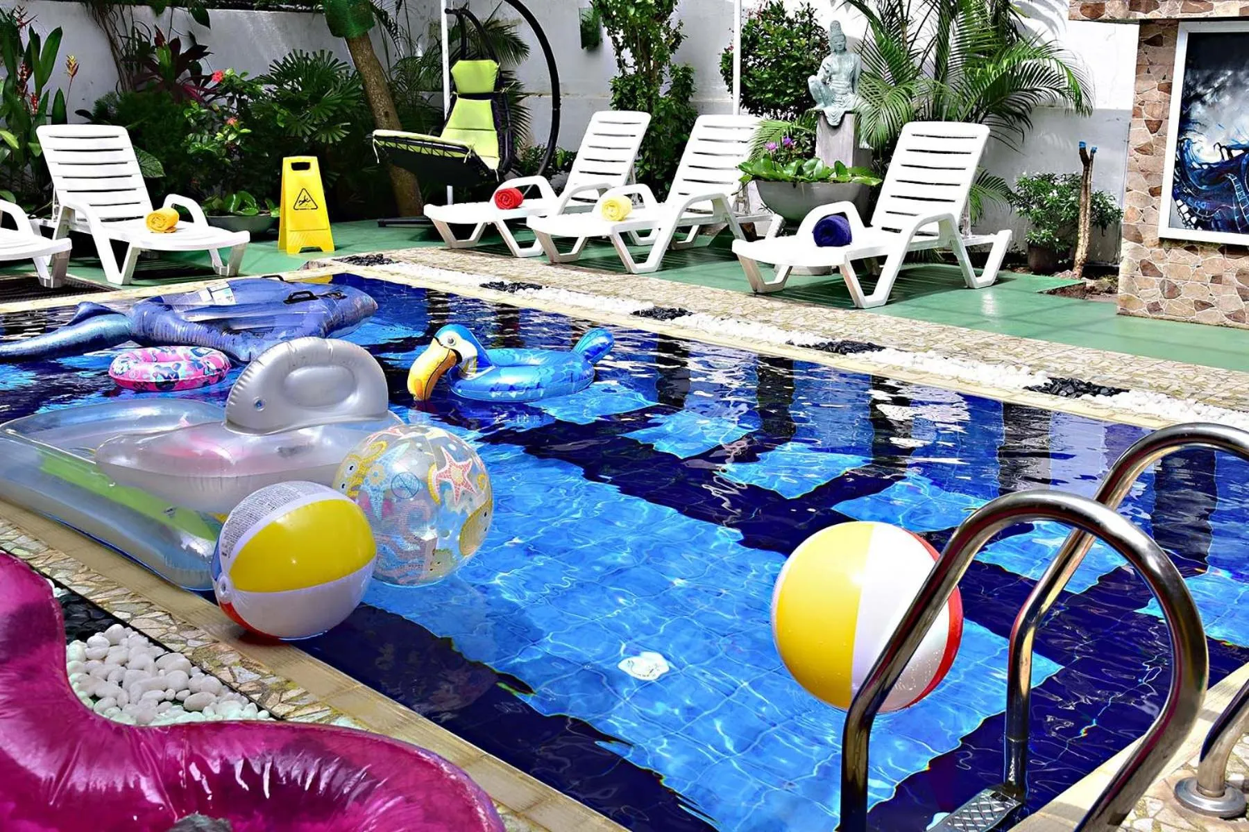 Swimming pool in Colombo Villa
