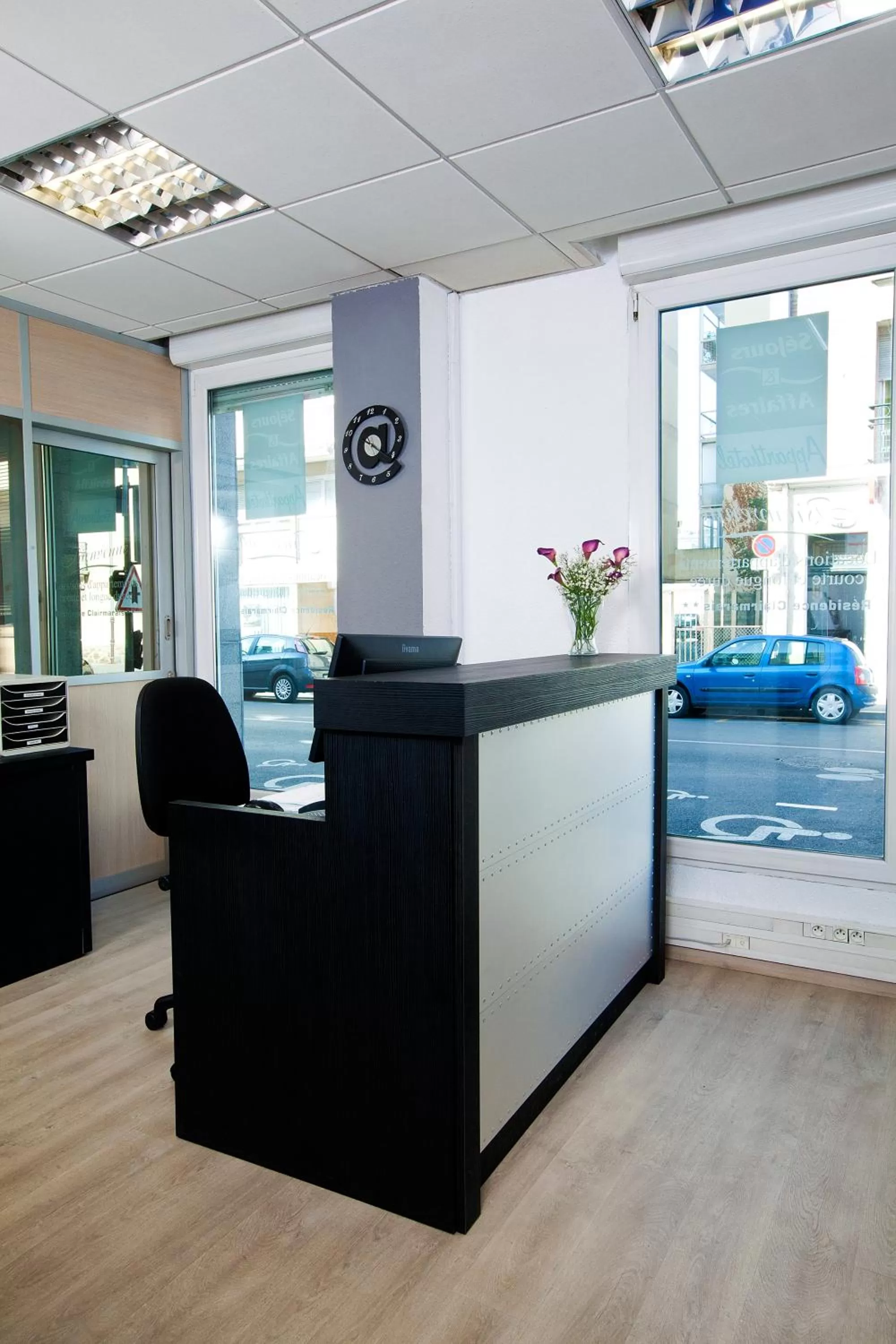 Lobby or reception in Séjours & Affaires Reims Clairmarais