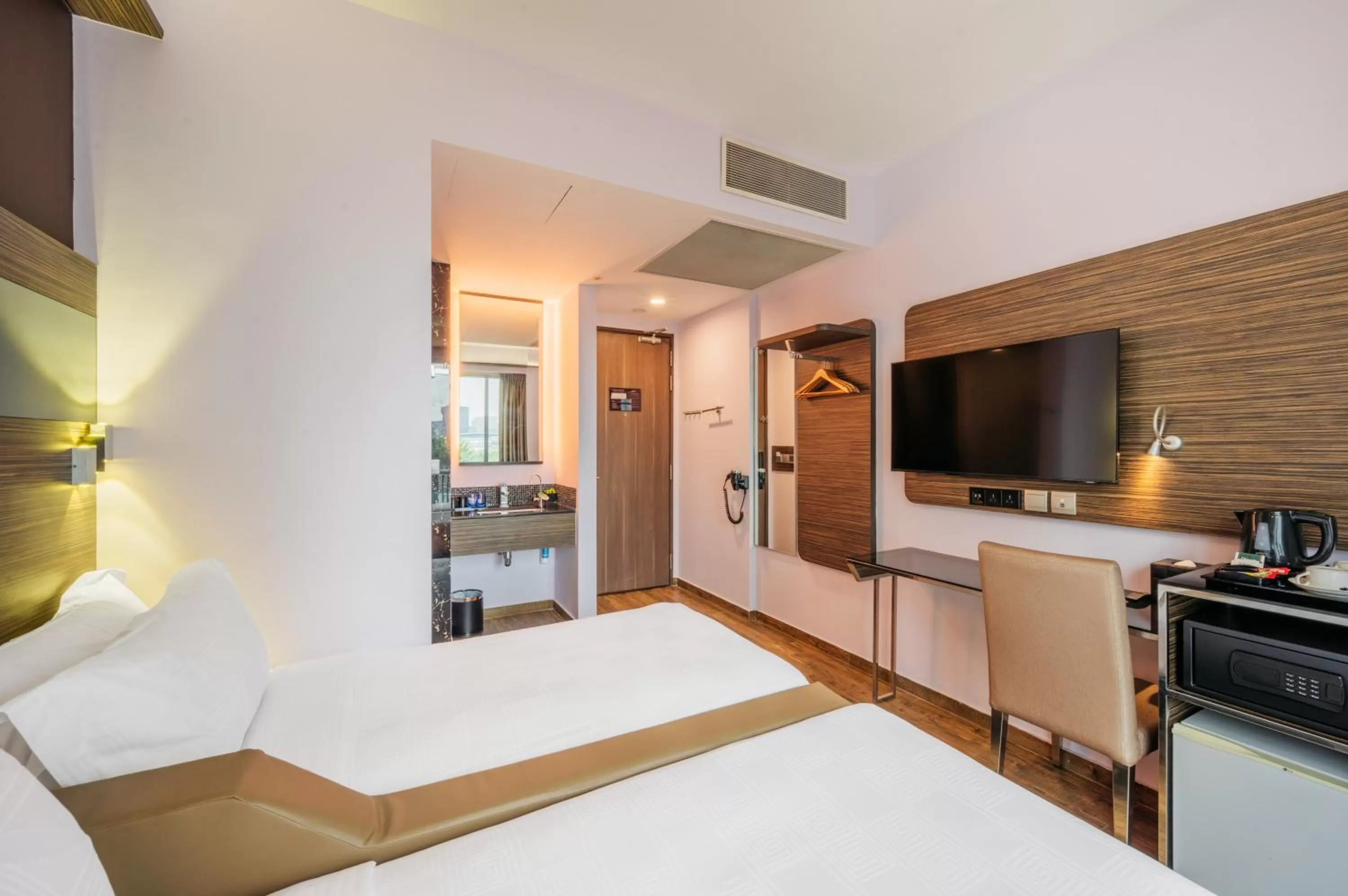 Photo of the whole room, Bed in Mercure Singapore Tyrwhitt