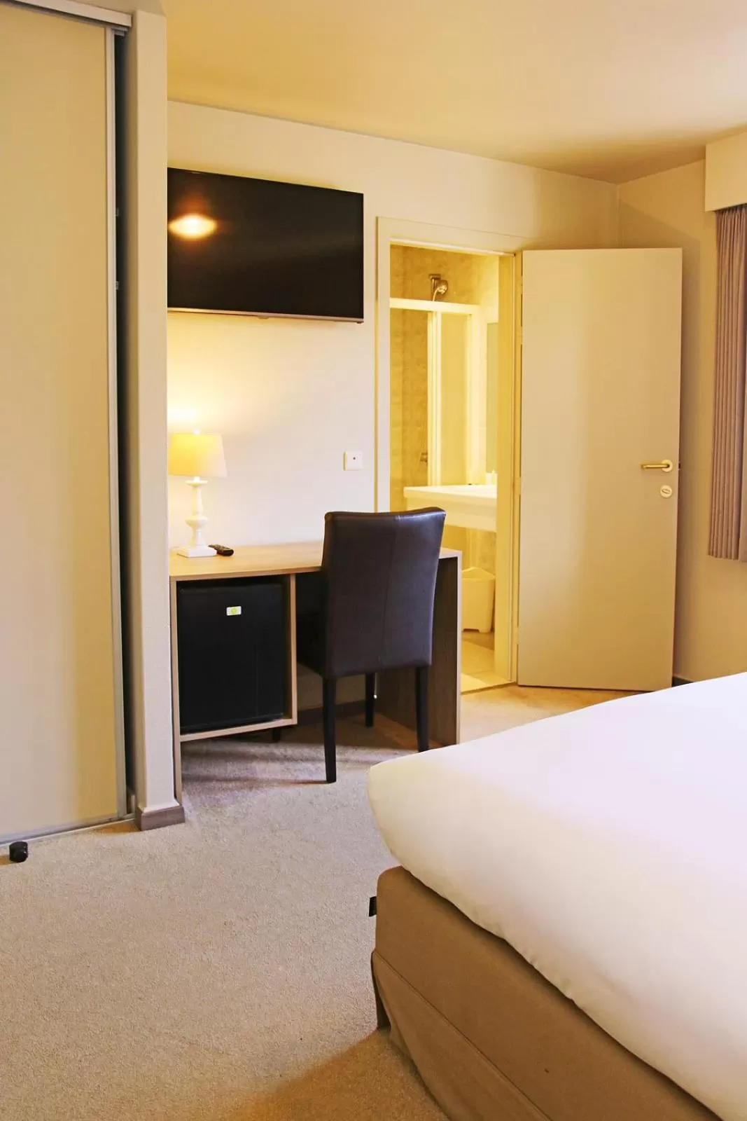 Bathroom, Bed in Hotel Les Dunes